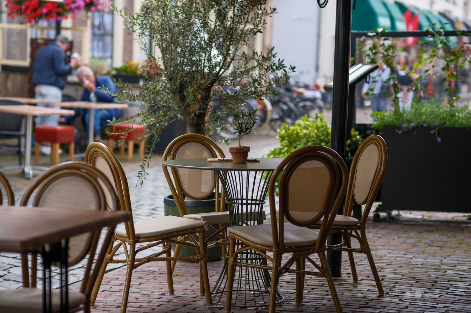Een terras in een Amerikaanse stad met gasten die in de avond aperitieven drinken