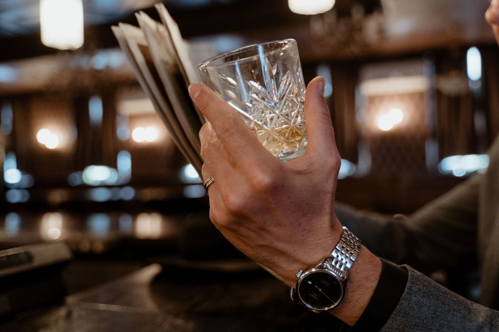 Glas whisky op een houten bar