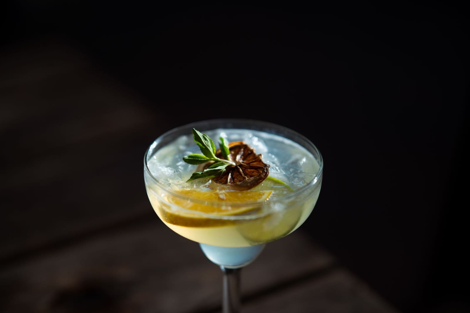 Fris gegarneerde cocktail in een gekoeld glas op de bar