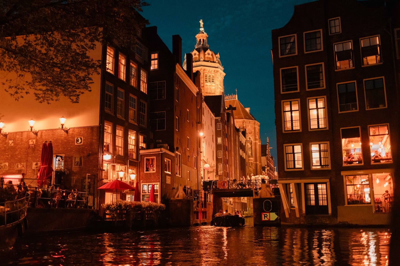 Gezellige bar aan een Amsterdamse gracht in de avond