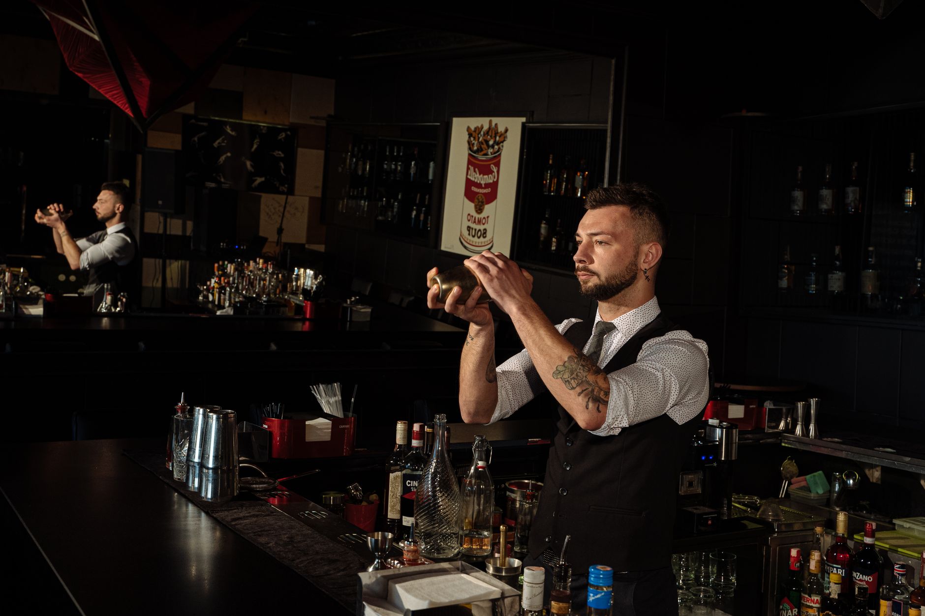 Bartender shaket een cocktail tijdens een wedstrijd, vergelijkbaar met de winnende Elder Lady van Jacob Pepin