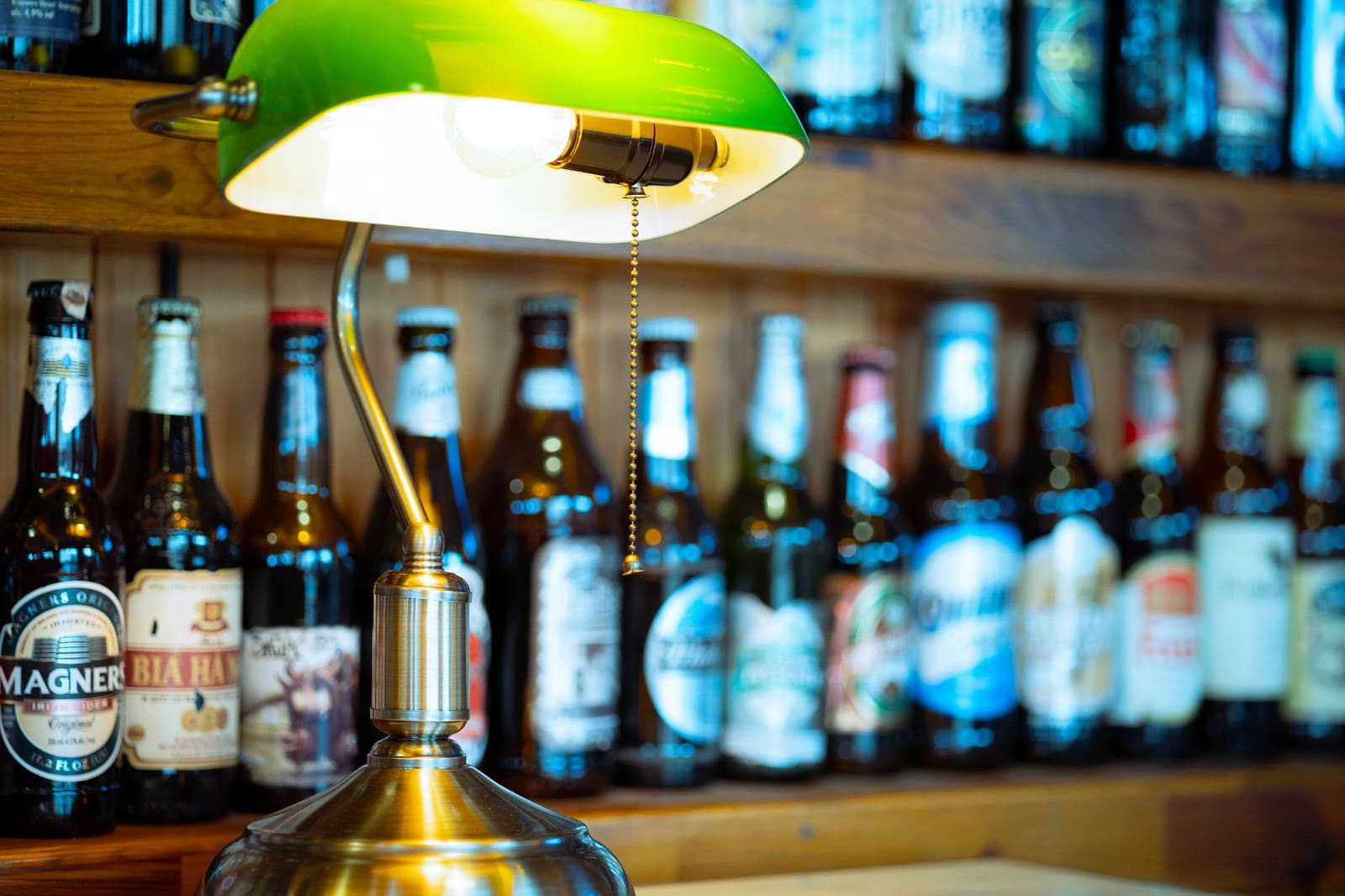 Sfeervol interieur van een traditionele Britse pub met houten bar