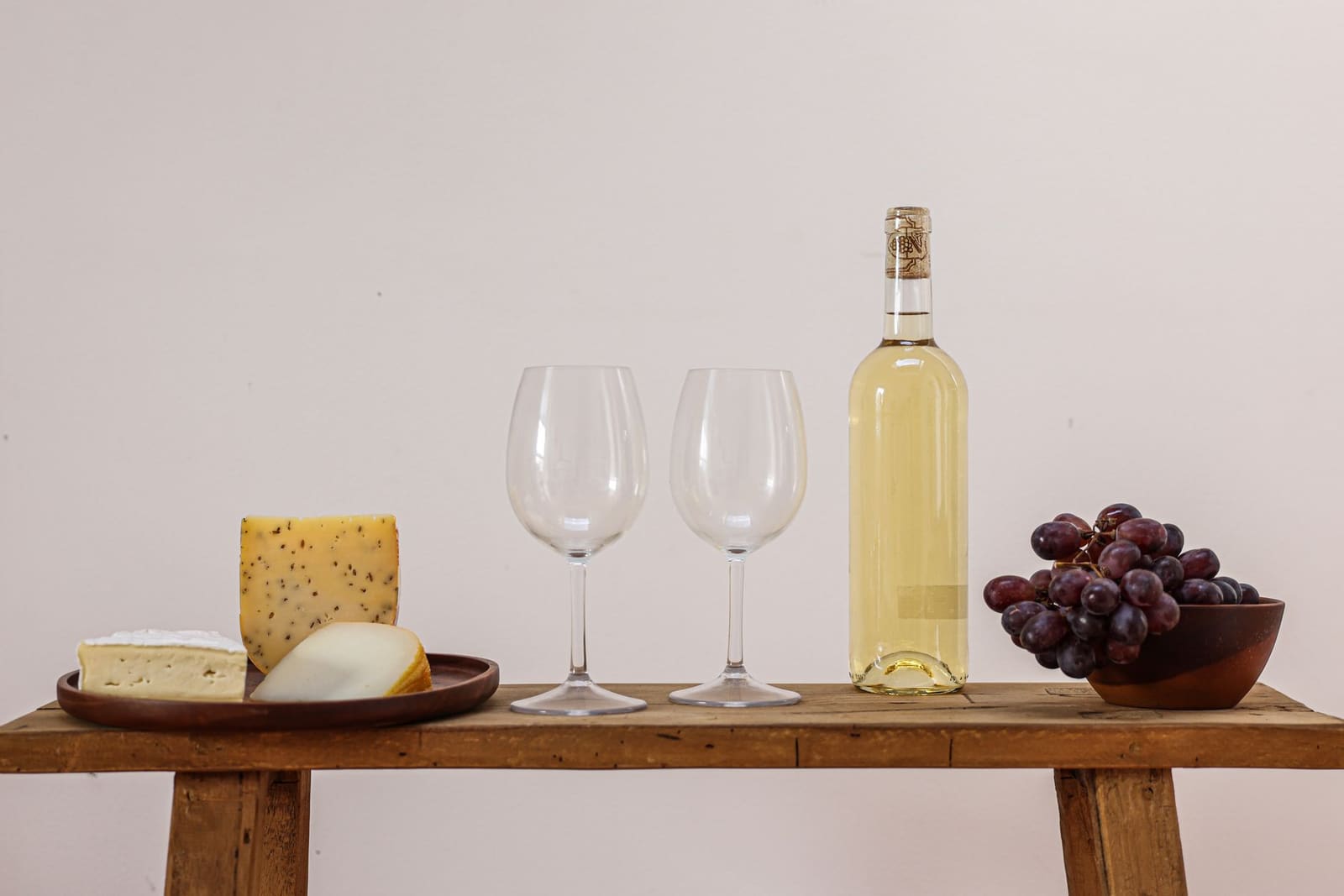 Drie flessen witte wijn op een proeftafel, zoals bij een vergelijkende proeving van Chablis