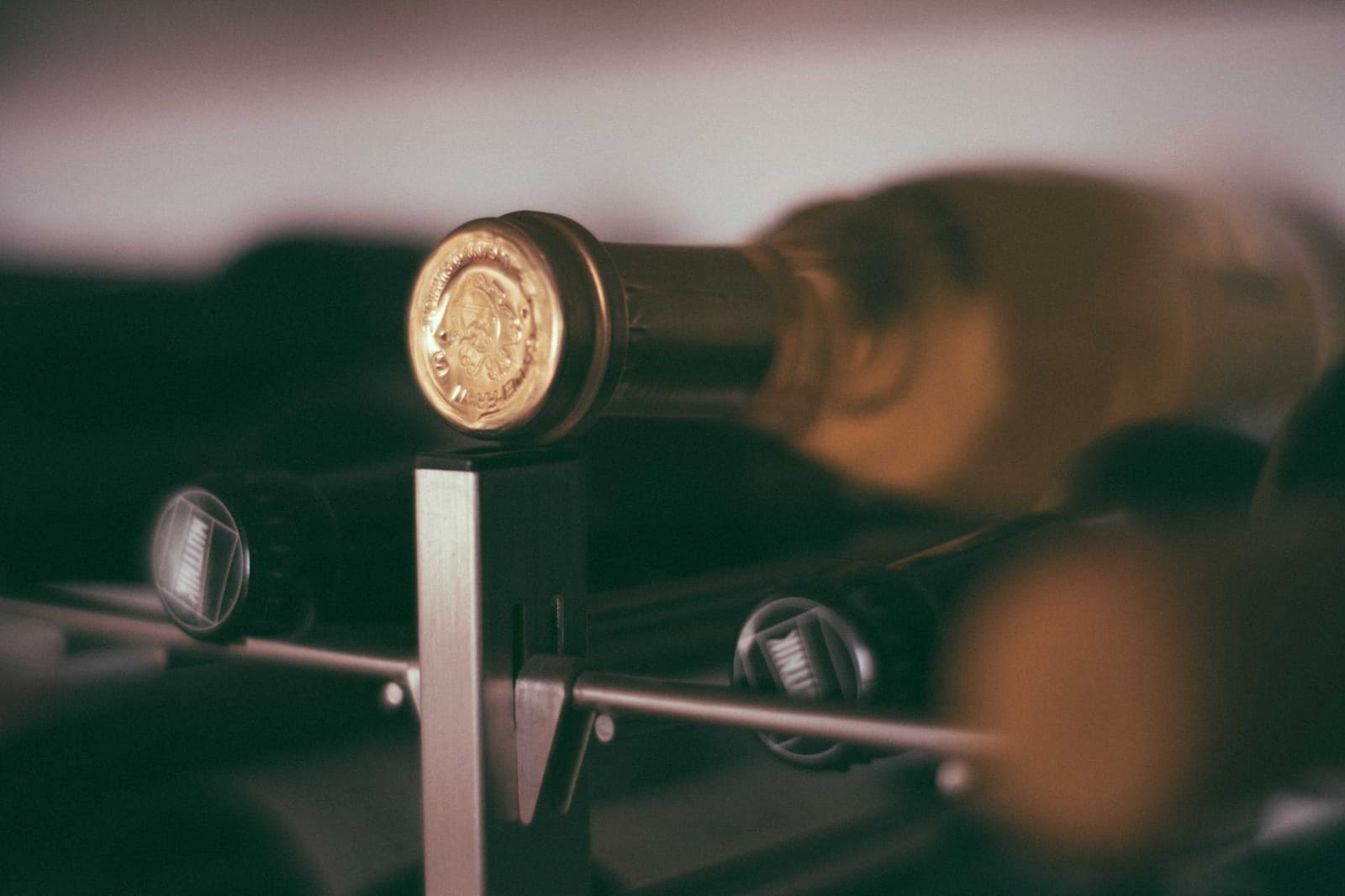 Flessen champagne rijpen in een koude kelder onder de Franse grond