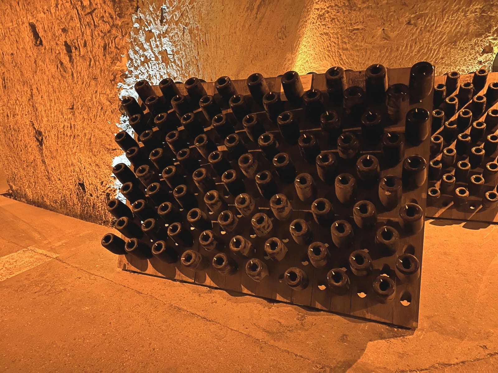 Champagnefles in een kelder, de regio waar Lasse Peder Nielsen het liefst over praat