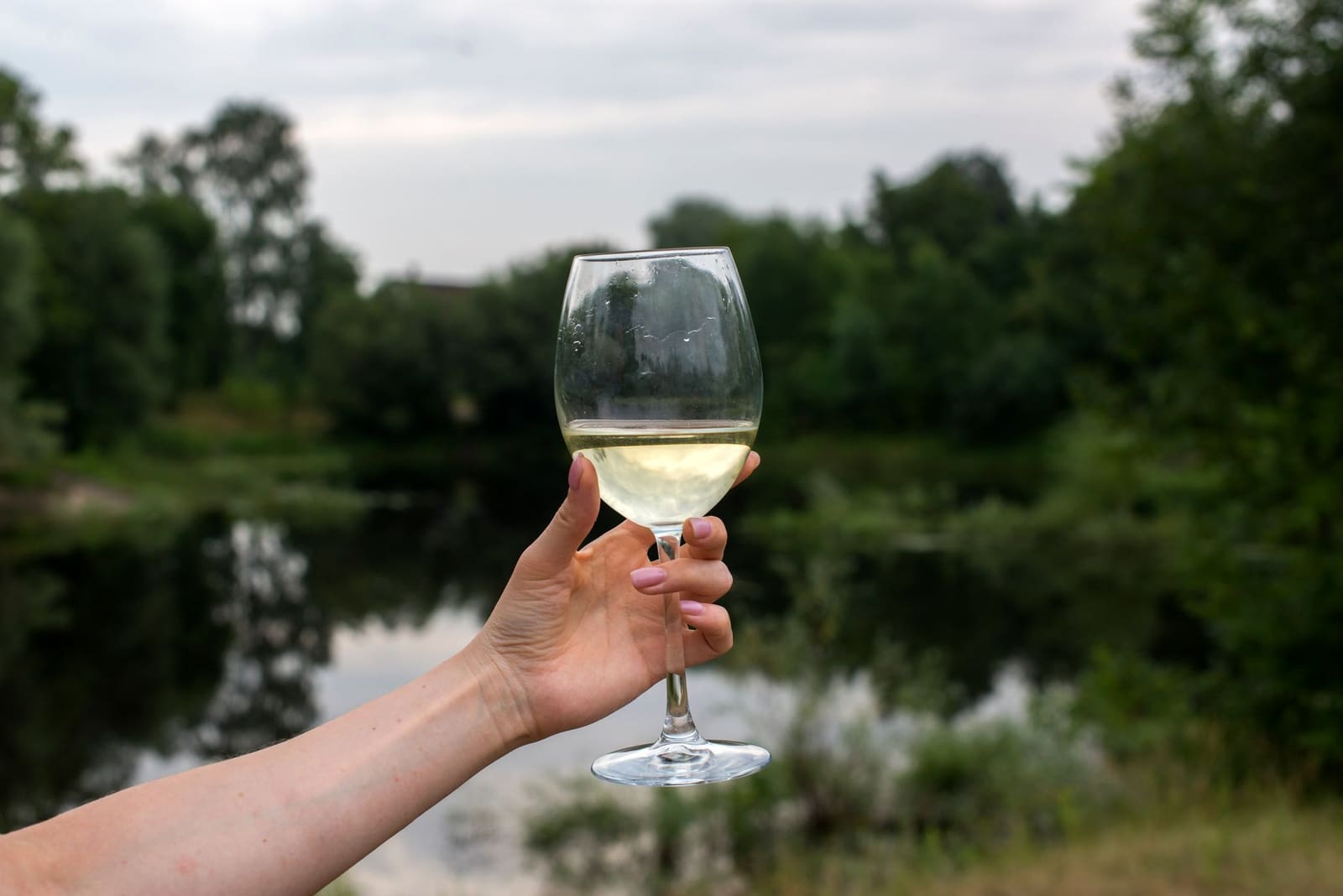 Een glas Duitse riesling, een van de witte wijnen die Lasse Peder Nielsen dagelijks drinkt