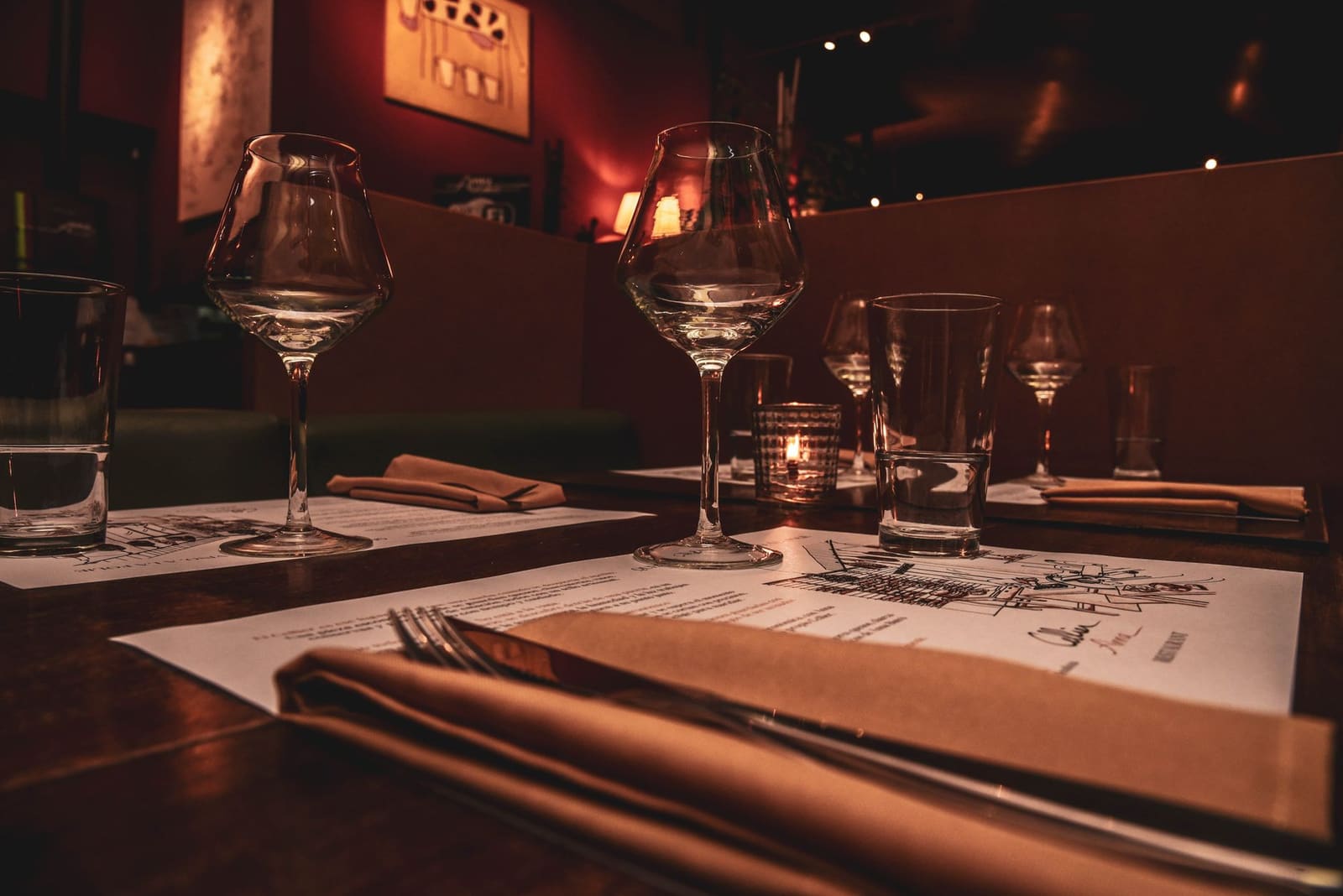 Gedekte tafels in een fine-diningrestaurant, de wereld waarin sommelier Lasse Peder Nielsen werkt