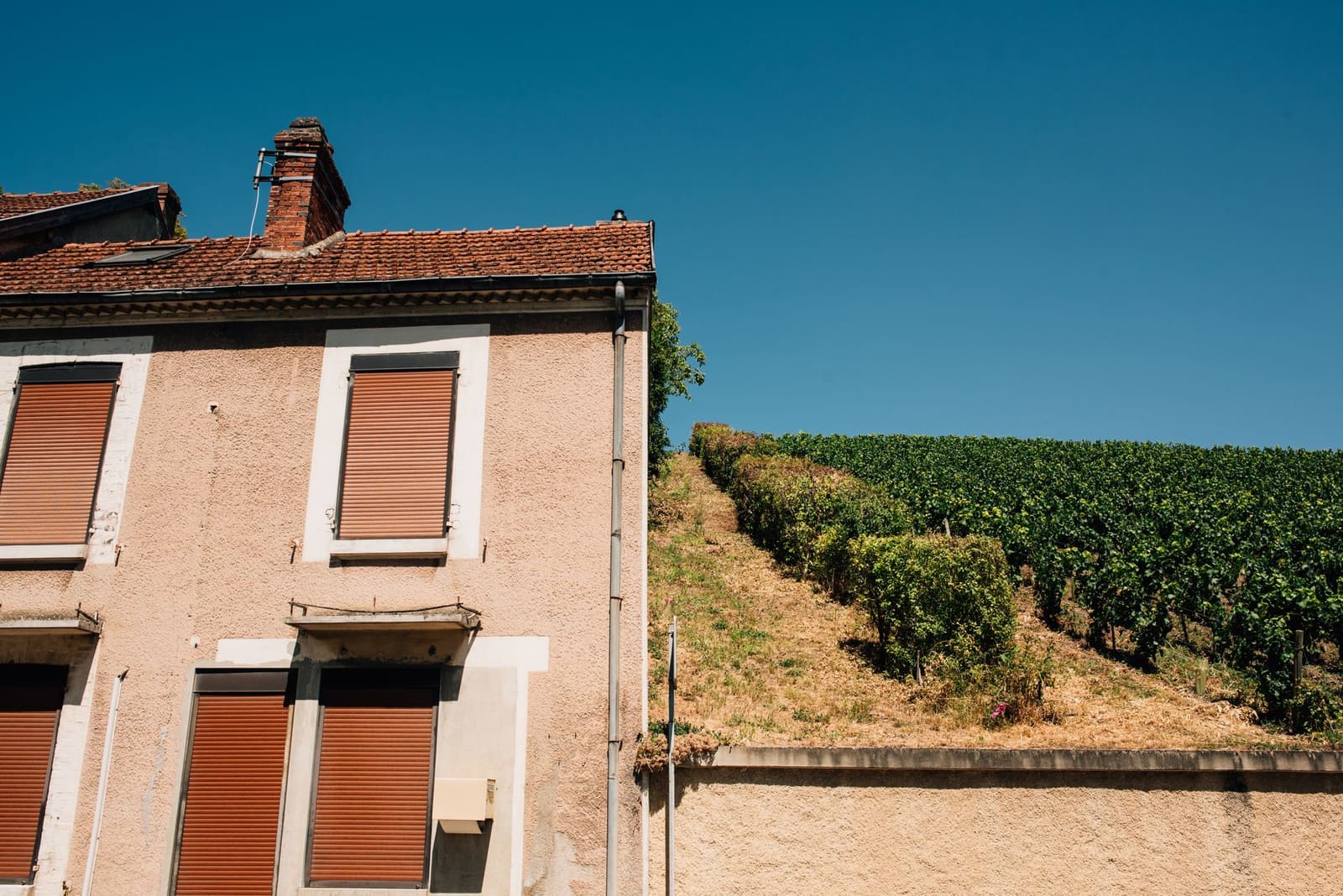 Oud stenen wijnhuis in een Franse dorpskern, een beeld uit de sfeer van Lambesc