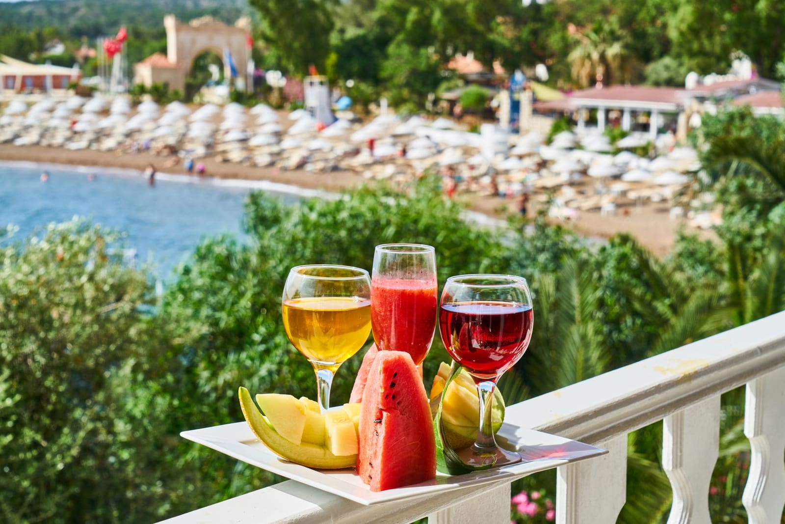 Glas rosé op een zonovergoten terras, een kleur die twee derde van de productie vormt