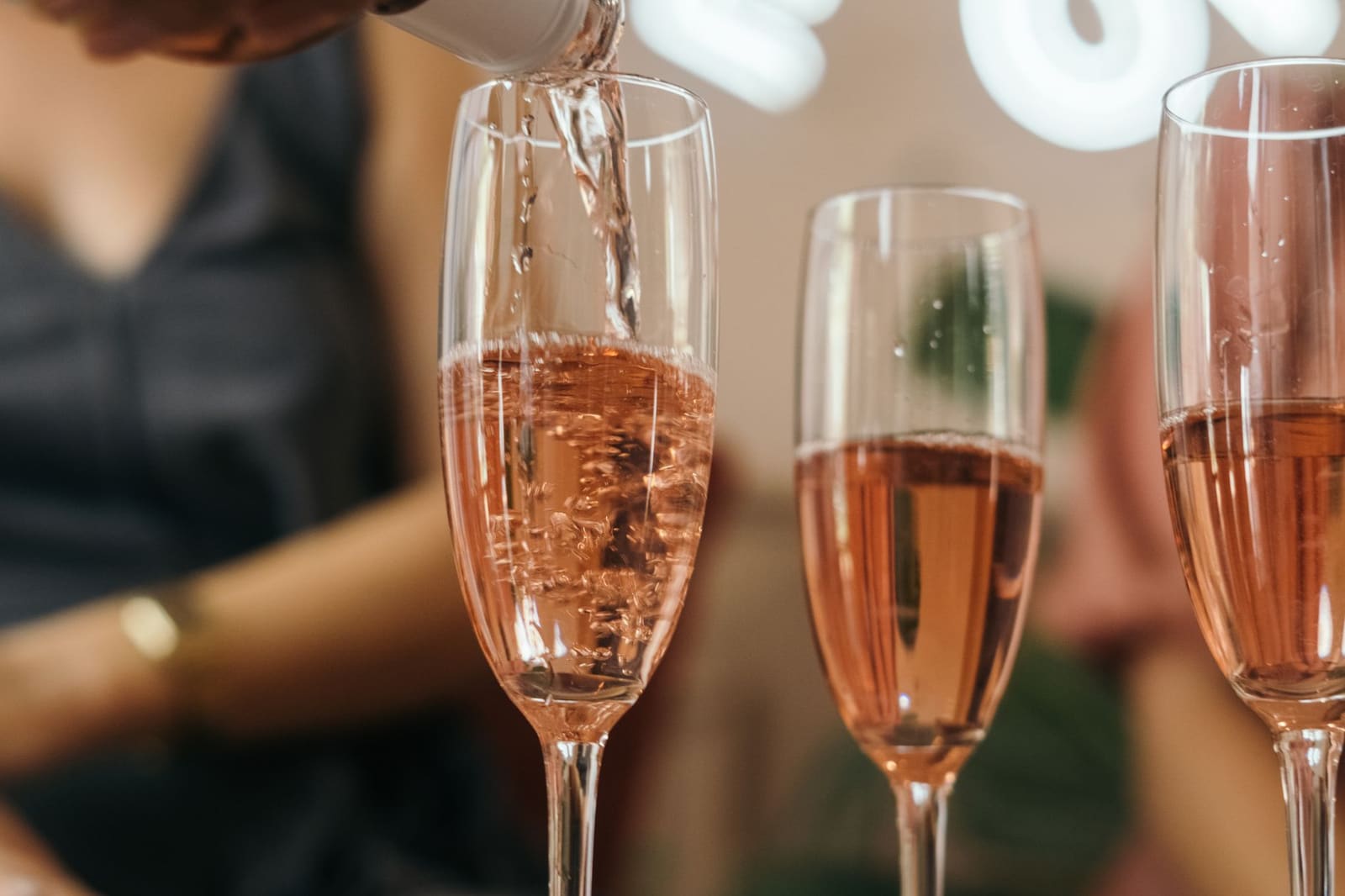 Een glas koele rosé wijn met condensdruppels op een terras