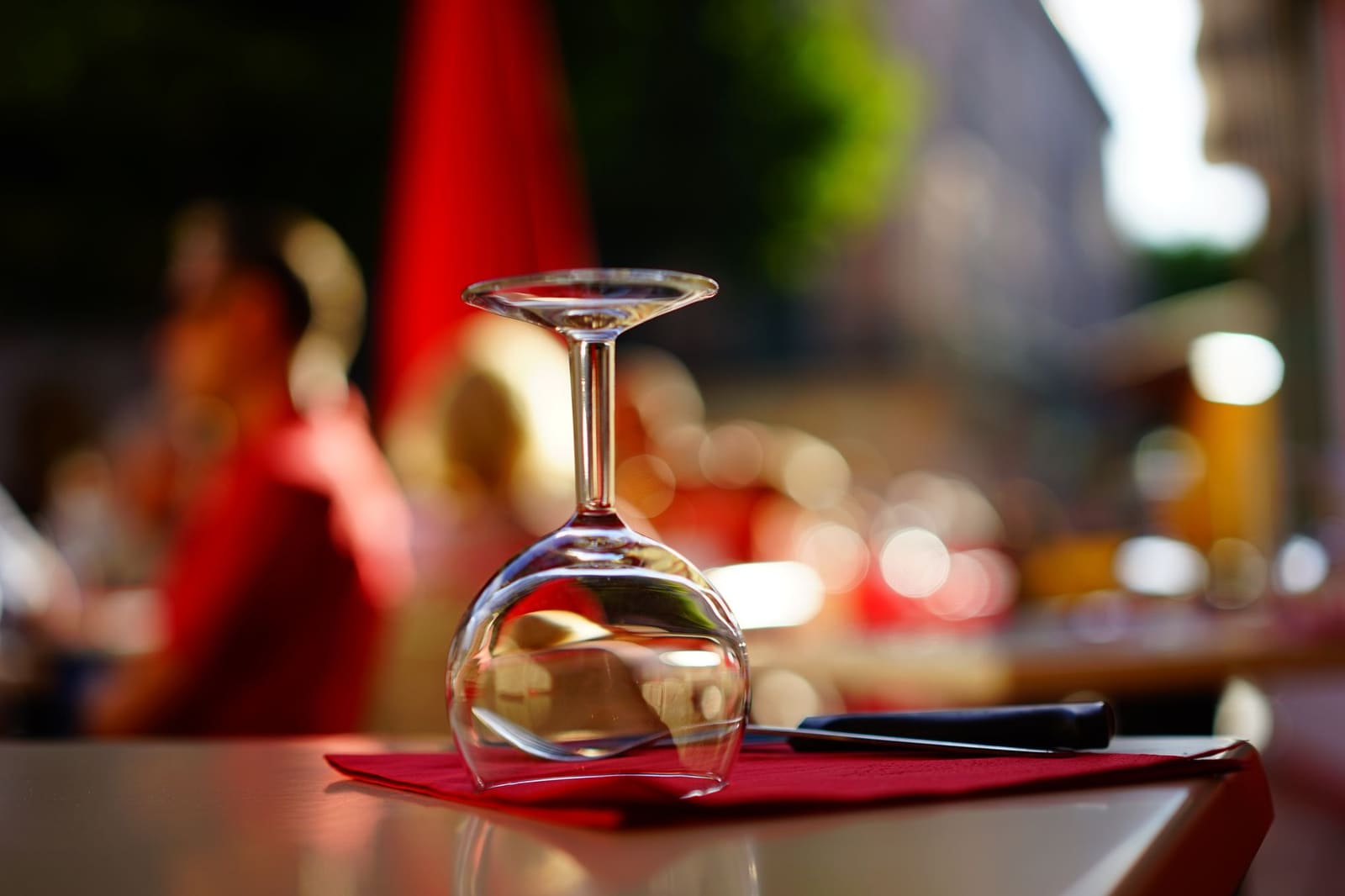 Glas rode wijn op een zomers terras