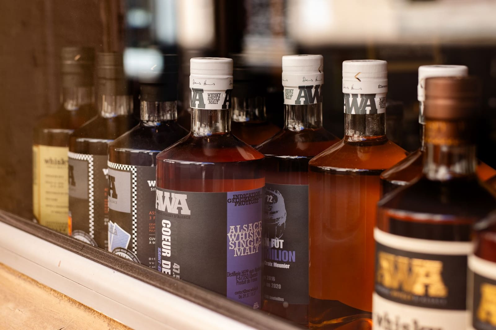 Close-up van een fles whisky met amberkleurige inhoud