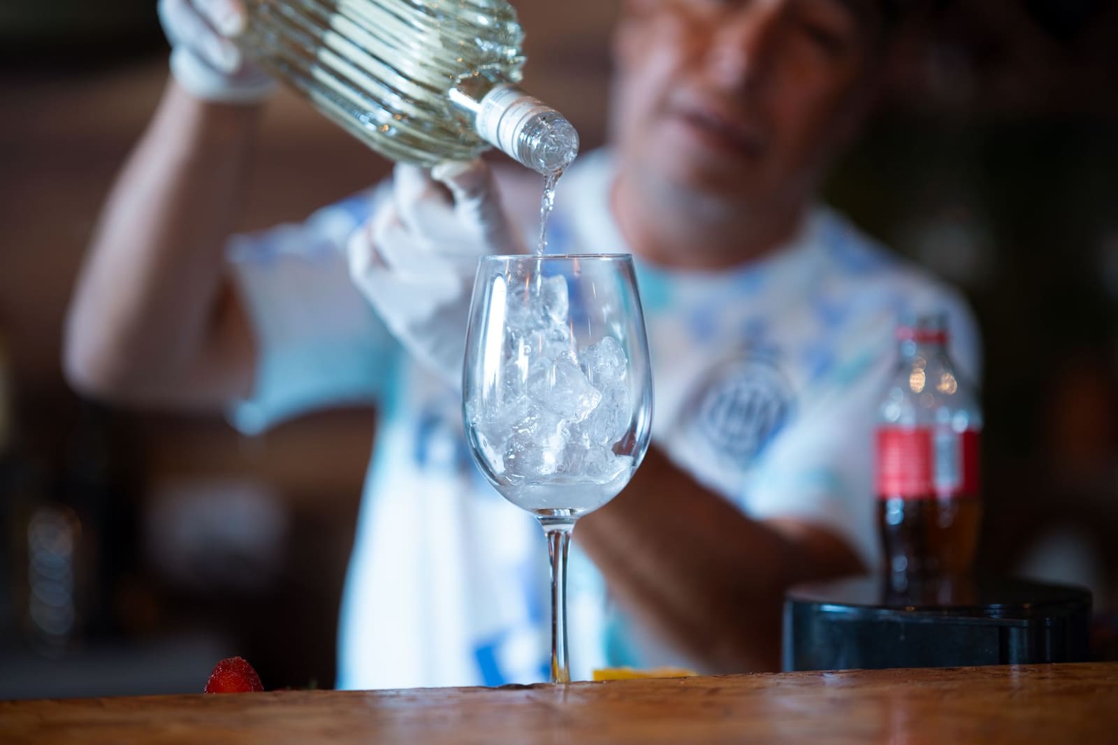 Bartender laat zien hoe je cocktail bouwen doet