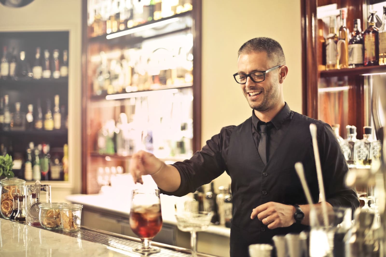 Bartender laat zien hoe je cocktail roeren doet