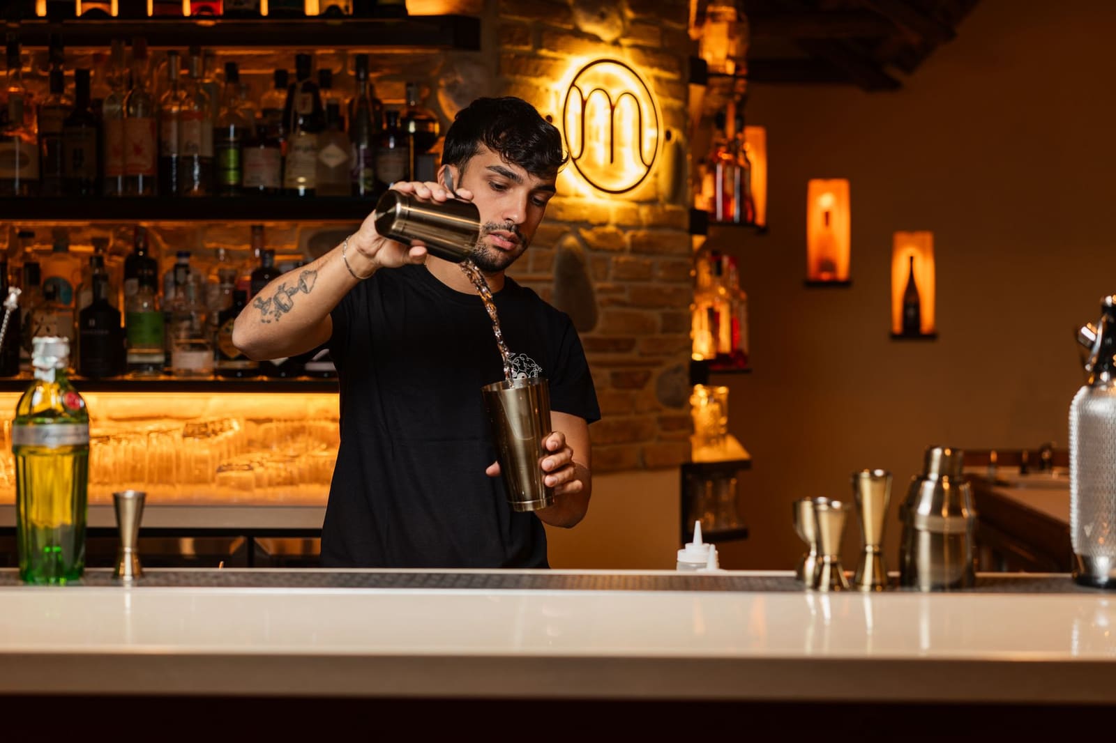 Bartender laat zien hoe je cocktail shaken doet