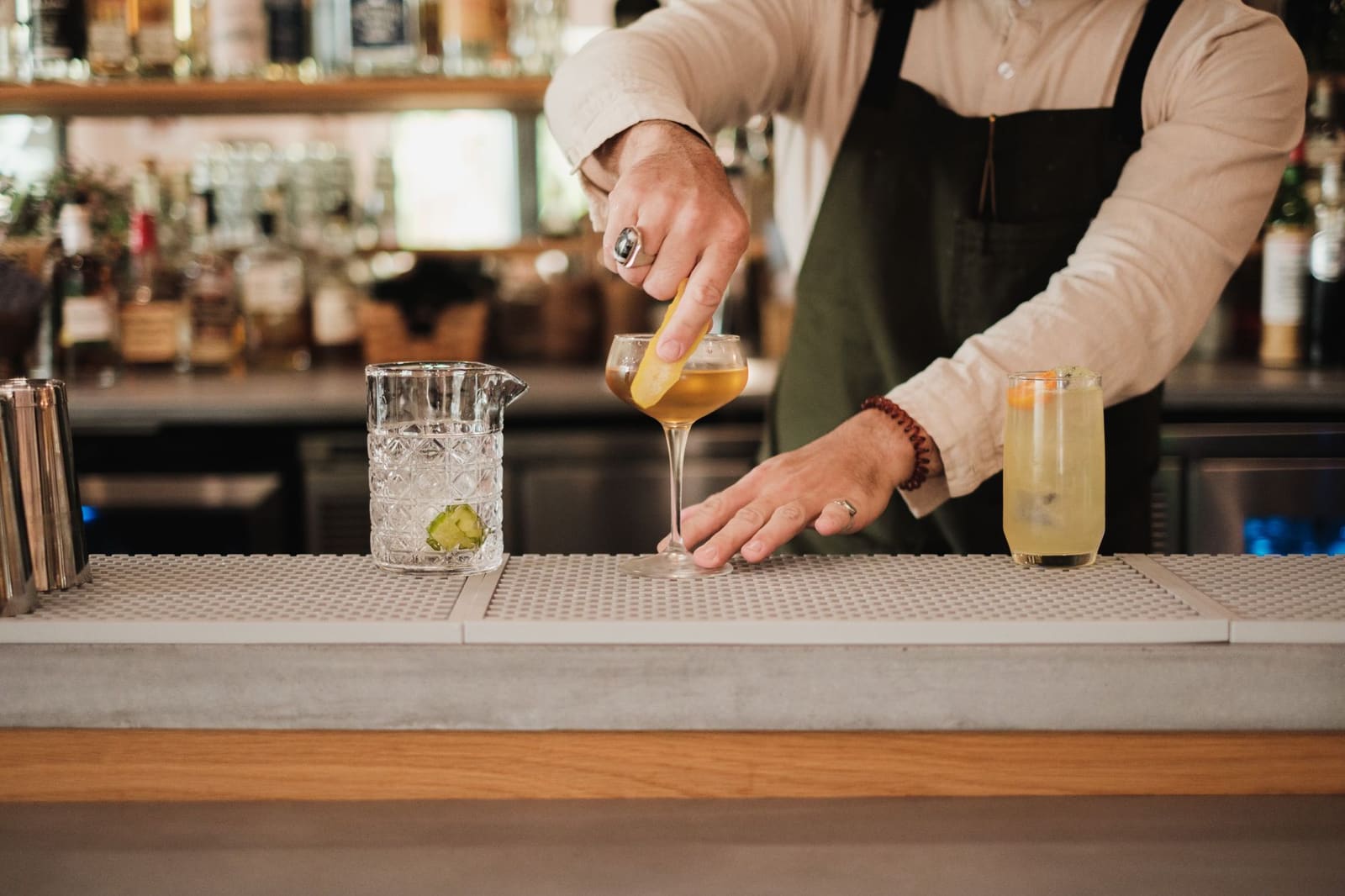 Bartender laat zien hoe je cocktail shaker doet