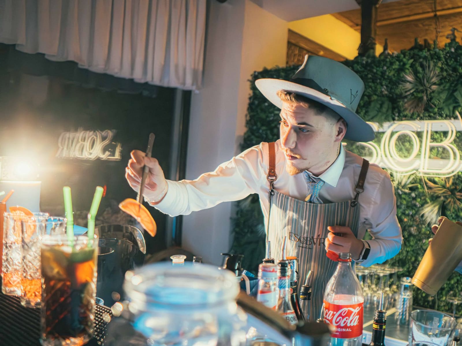 drukbezochte bar tijdens een evenement
