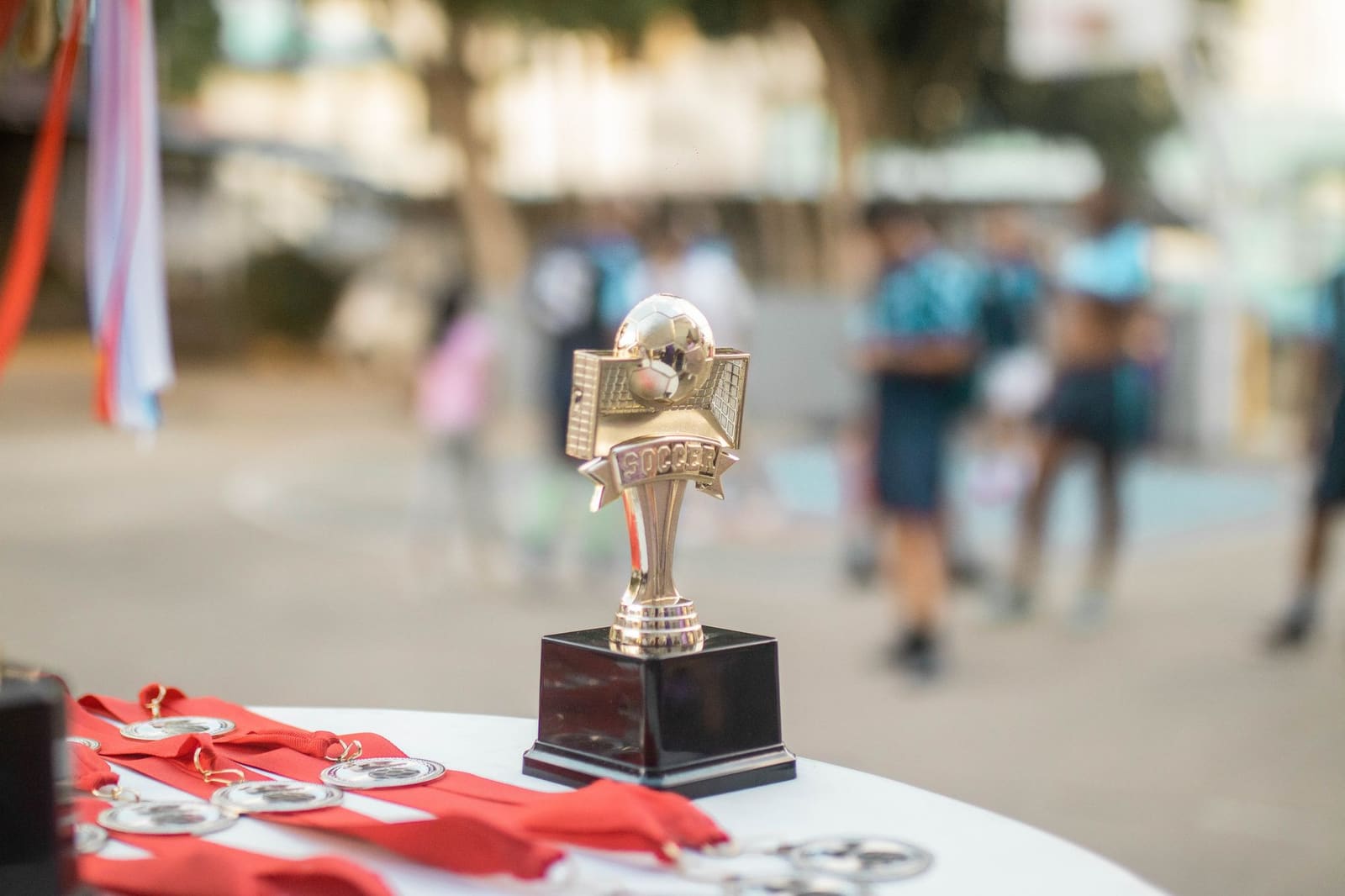 Trofee op een podium tijdens een uitreiking