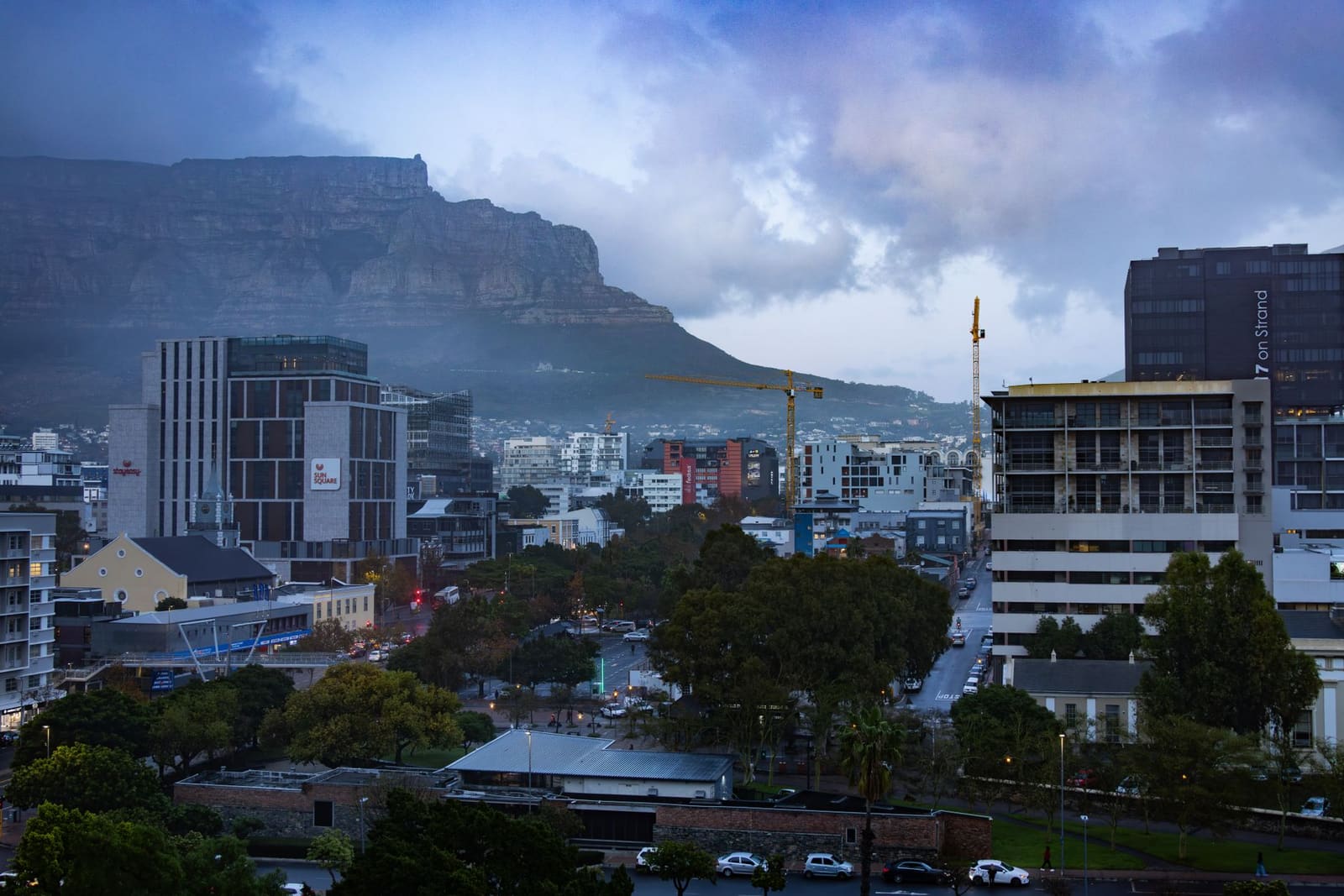 Skyline van Kaapstad in de avondschemering, decor van het internationale cocktailfestival Ajabu