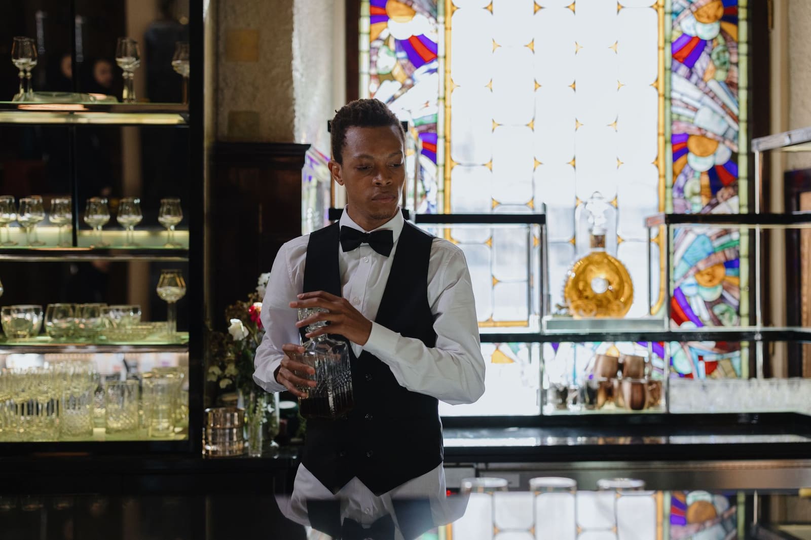 Bartender schenkt een cocktail achter de bar tijdens een druk cocktailfestival in Kaapstad