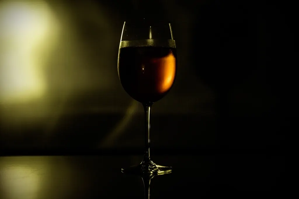 Oranje aperitief cocktail geserveerd in een groot wijnglas met ijs