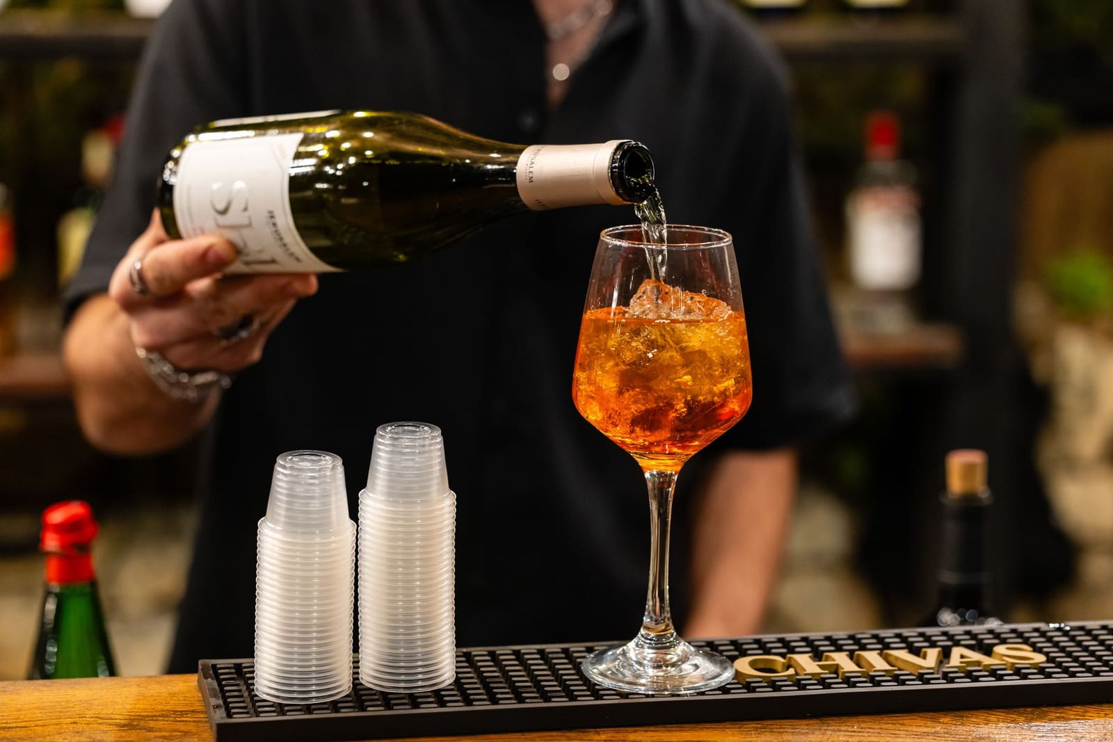 Glas oranje spritz cocktail met ijs en sinaasappelschijf