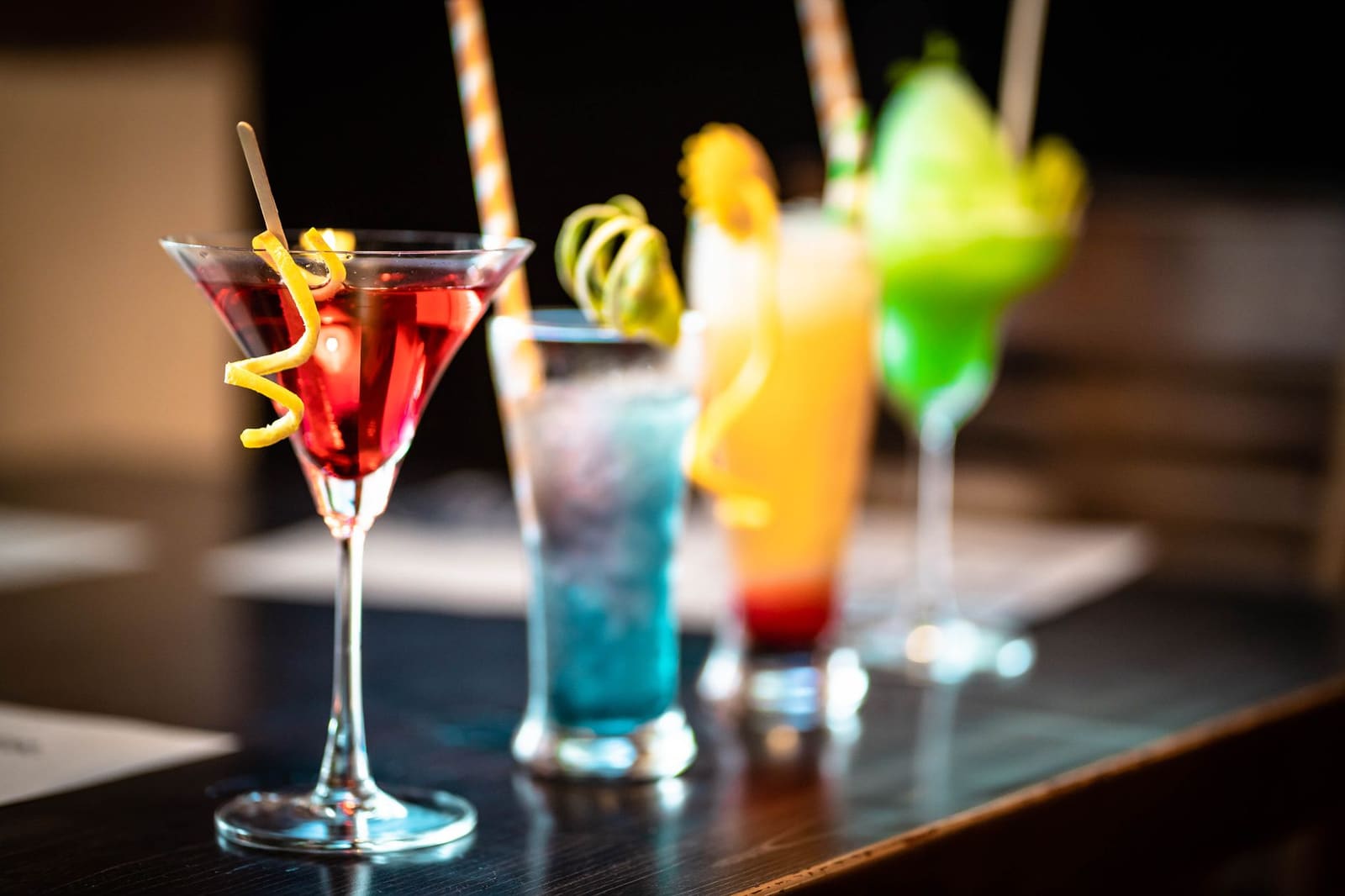 Verschillende cocktails naast elkaar op een bar