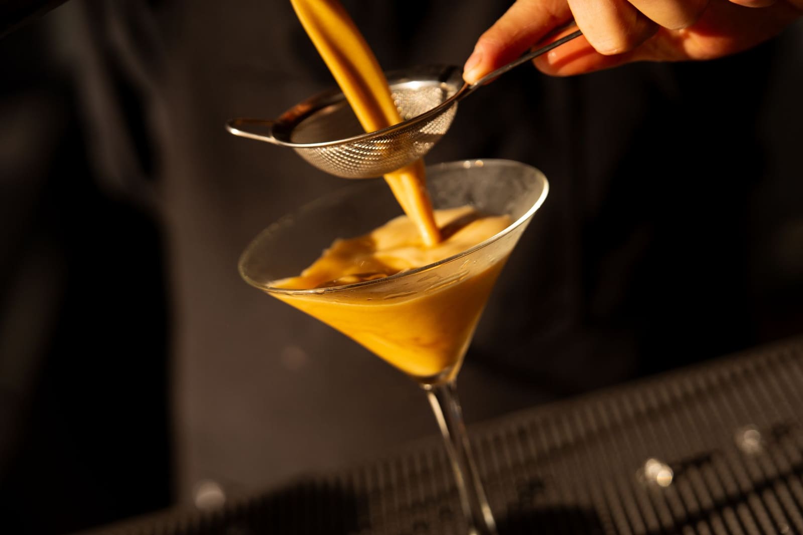 Espresso martini geserveerd in een cocktailglas met koffiebonen