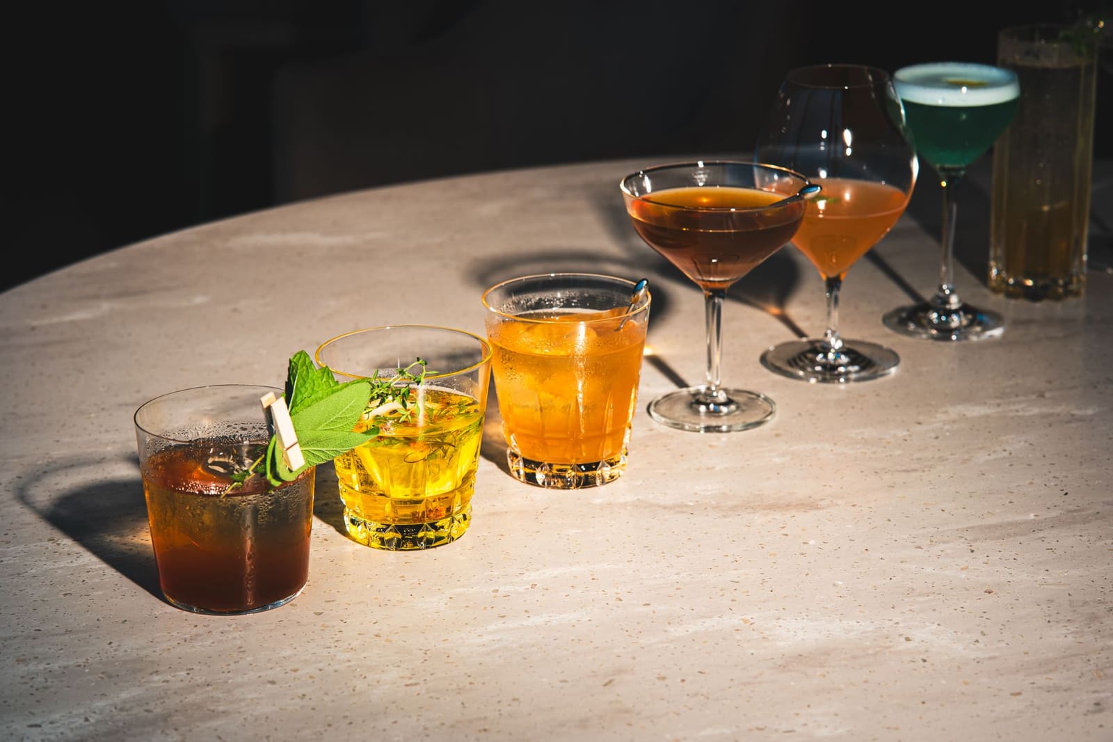 Verschillende cocktails naast elkaar op een bar