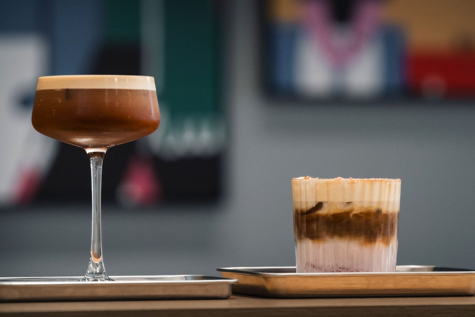 Glas espresso martini met koffiebonen als garnering op een houten bar
