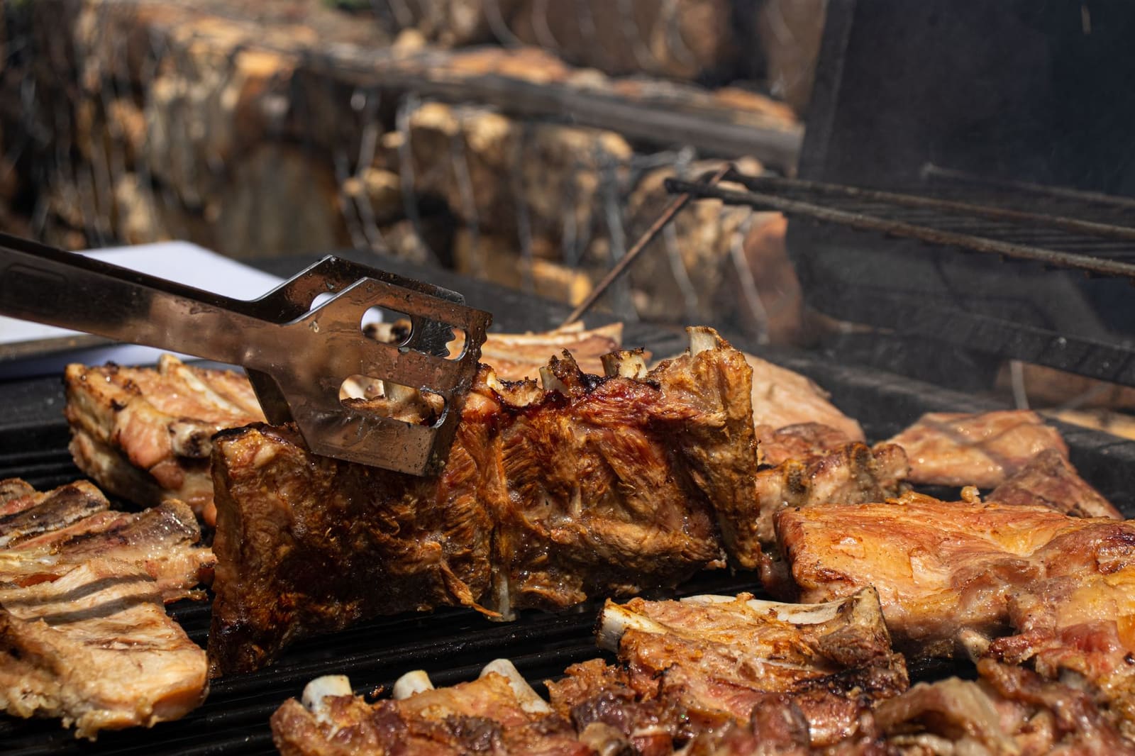 Gegrilde spareribs met een zoete glans, klaar om van het rooster te gaan.