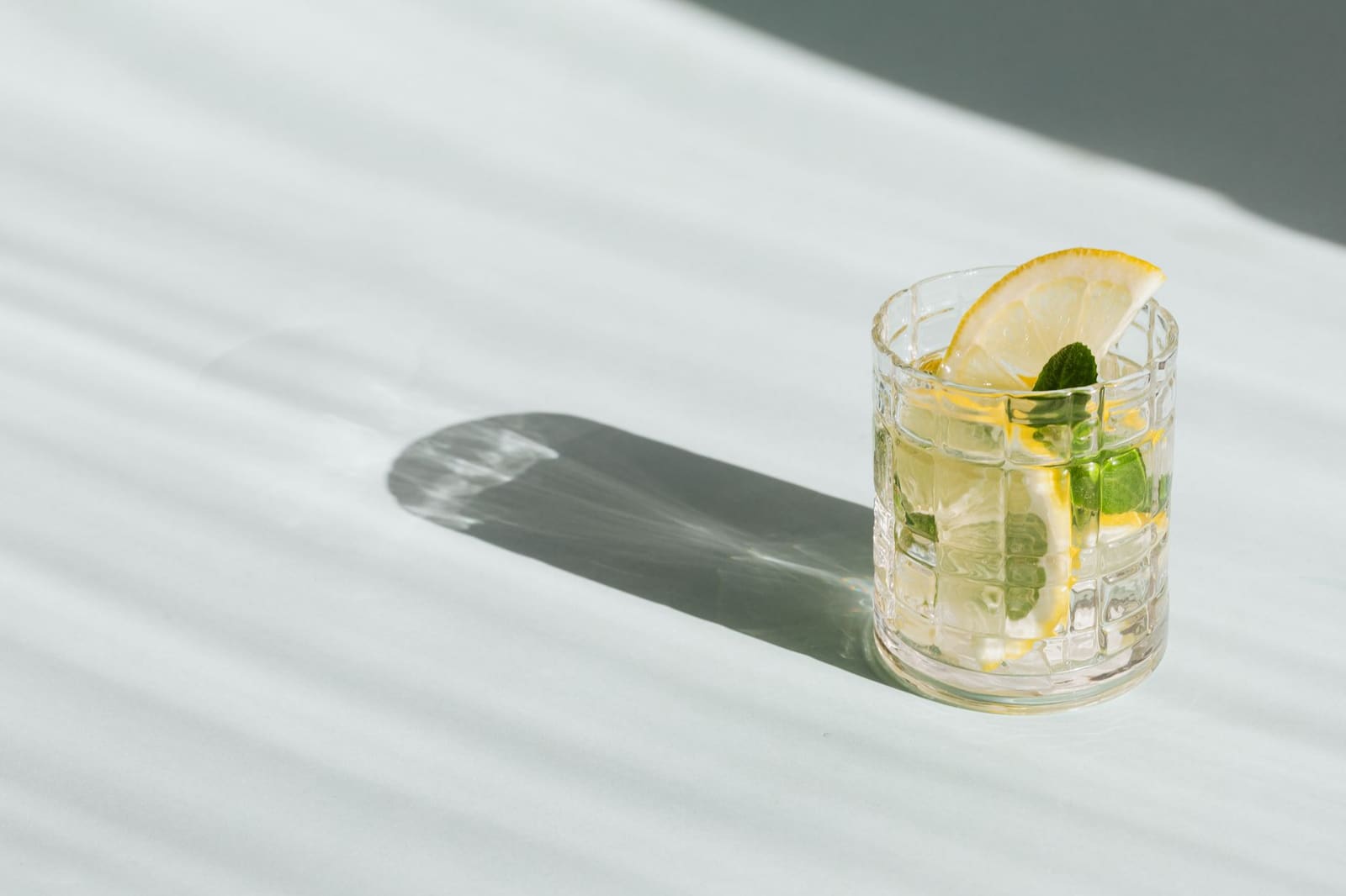 Glas fino-sherry met munt en limonade, koud op ijs, klaar voor de hapjes.