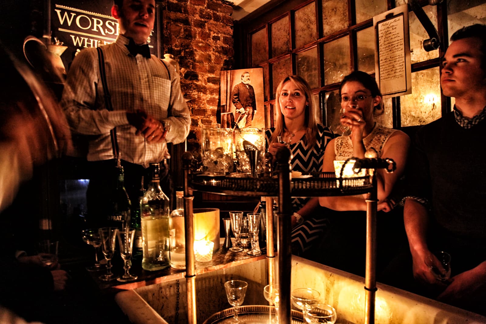 Proeverij van cocktails in kleine glazen