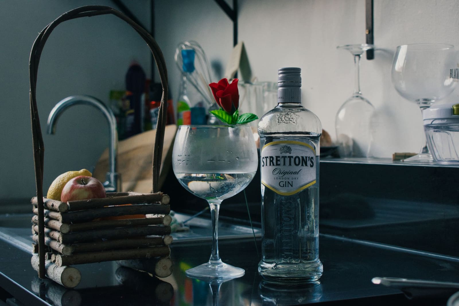 Gin-tonic met kruiden en citrus