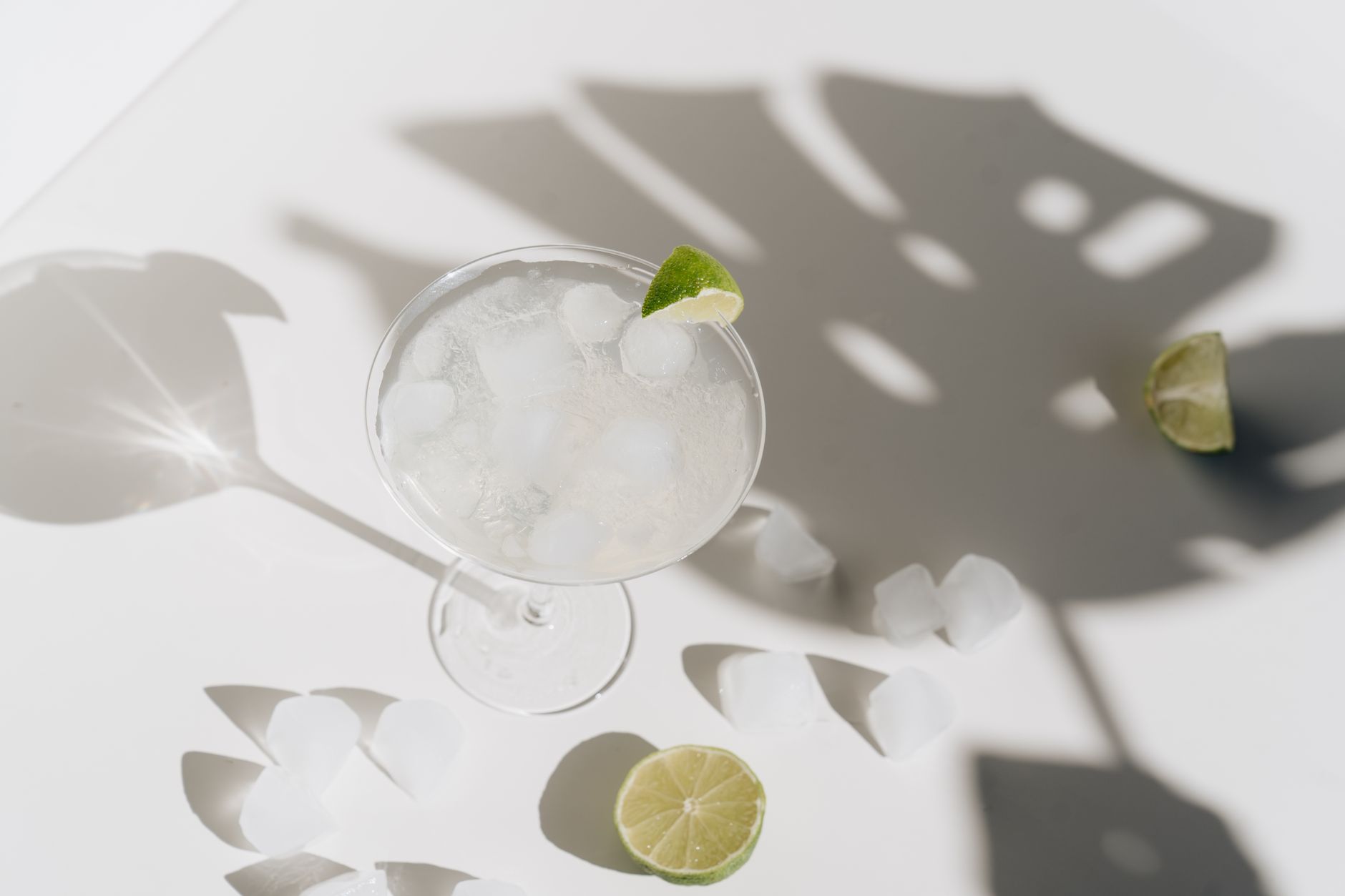 Coconut Margarita met geroosterde kokos-zoutrand en limoenwiel geserveerd op ijs