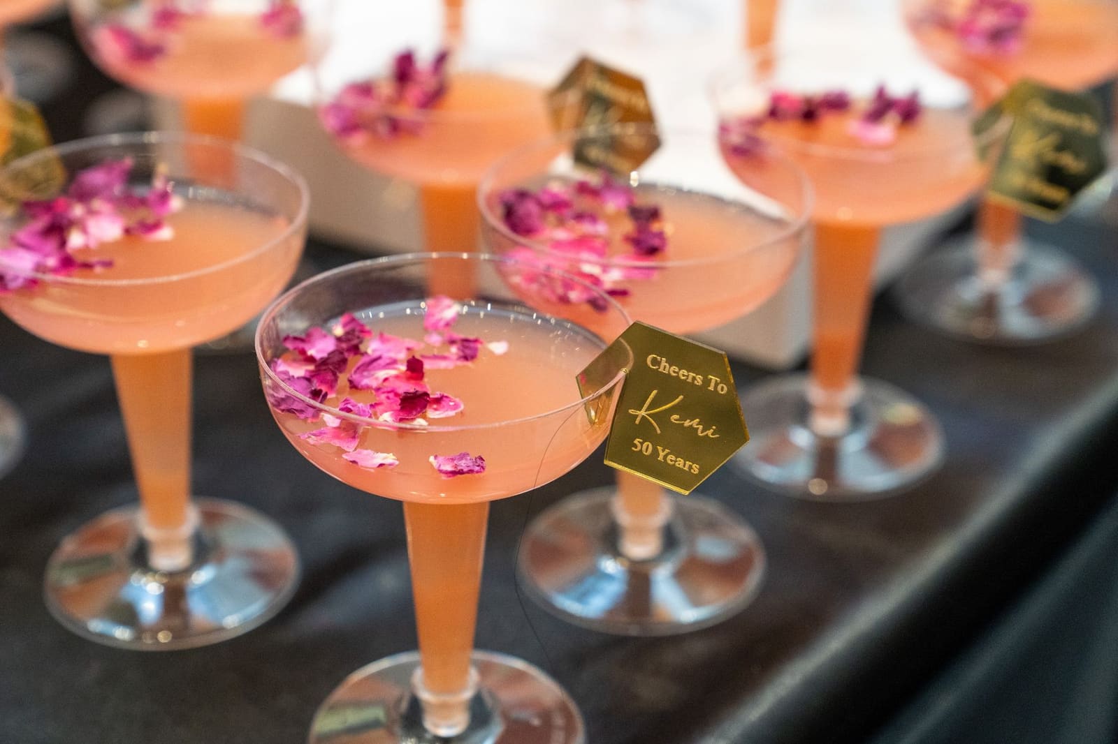 cocktails op een bar in warm barlicht