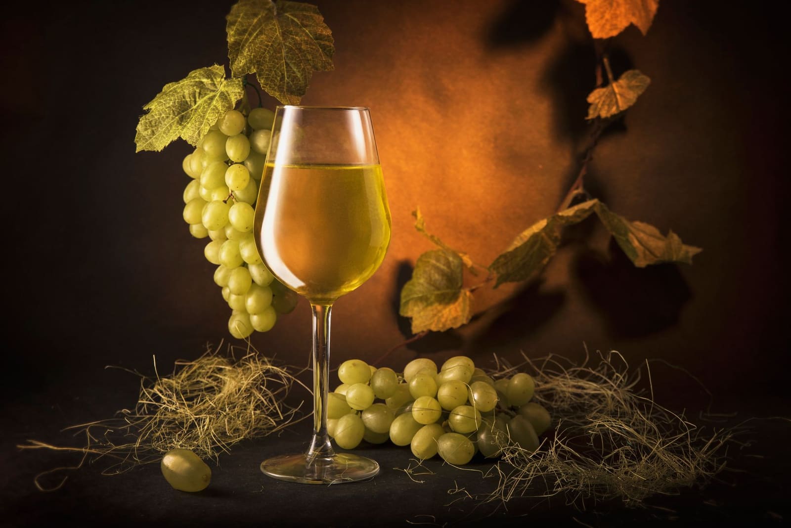 Glas witte Bourgogne met wijngaarden op de achtergrond