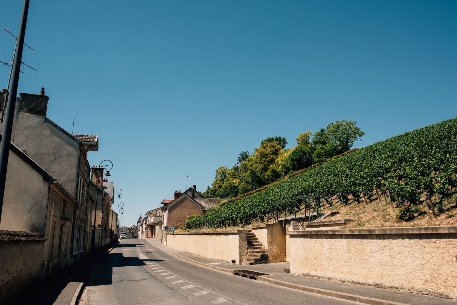 Dorp aan de voet van de wijngaarden in de Côte de Beaune