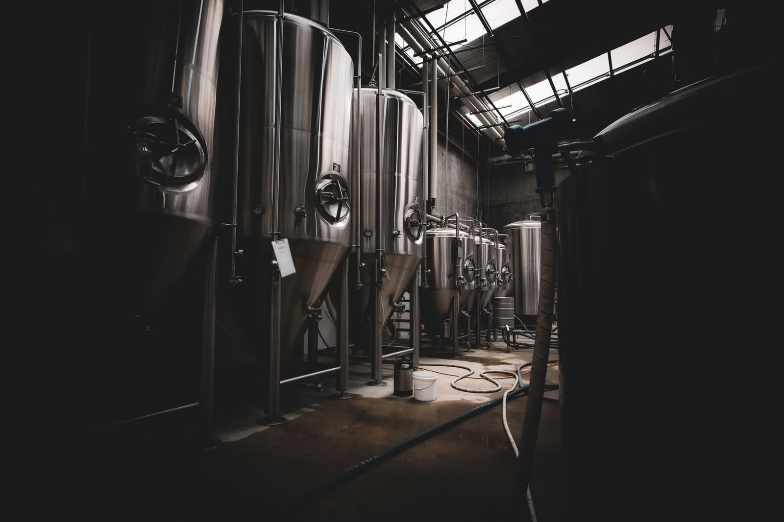 Grote roestvrijstalen brouwketels in een ambachtelijke bierbrouwerij
