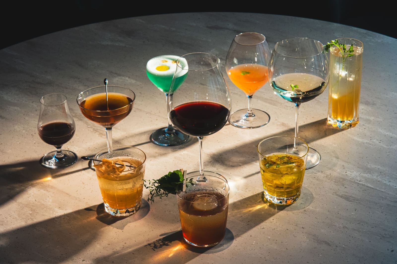 gekleurde cocktails op een rij