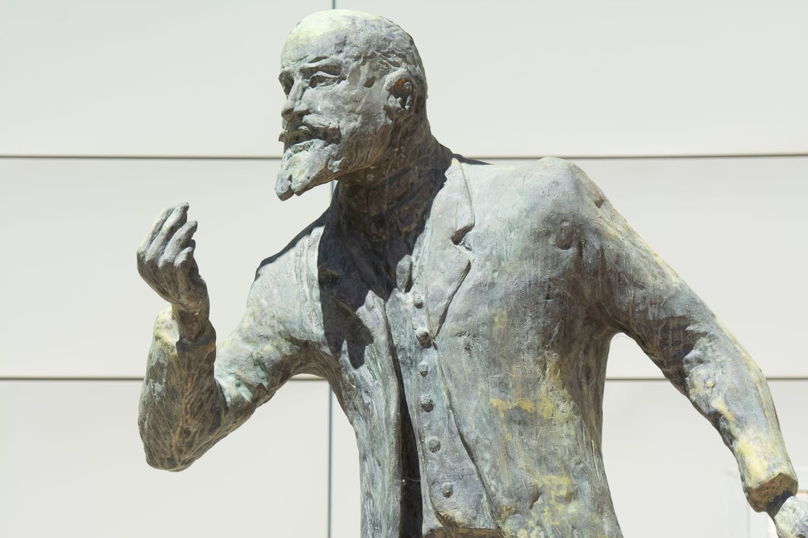 Bronzen beeld van Hemingway aan de bar van El Floridita in Havana.