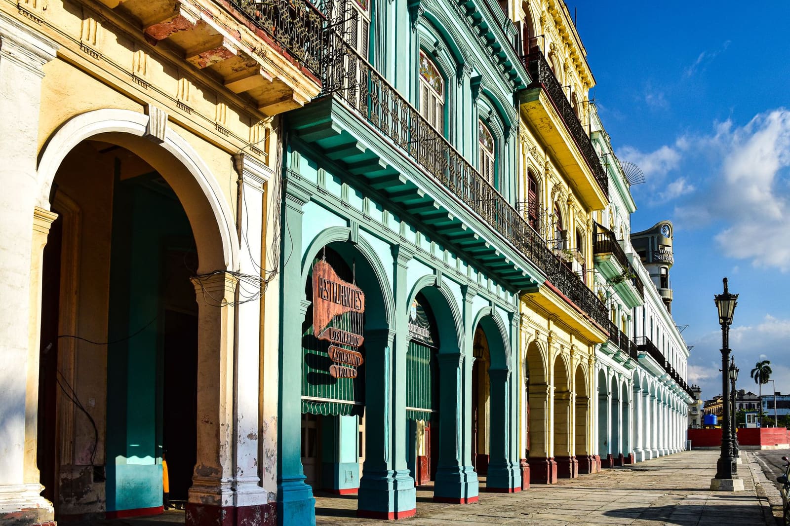 Een straat in de oude stad van Havana met gekleurde gevels en oude gebouwen.