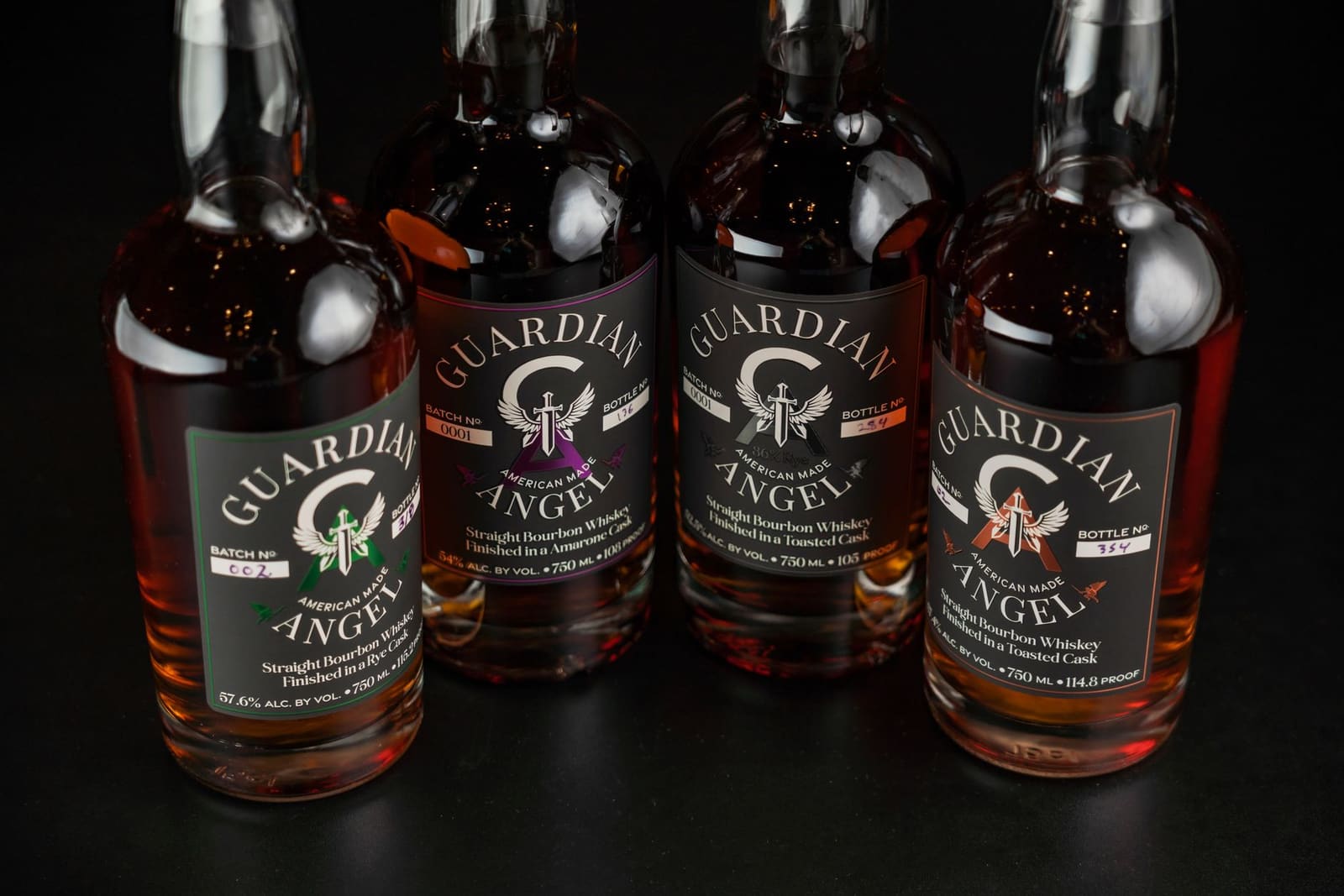 Fles bourbon met klassiek etiket, close-up op de amberkleurige inhoud