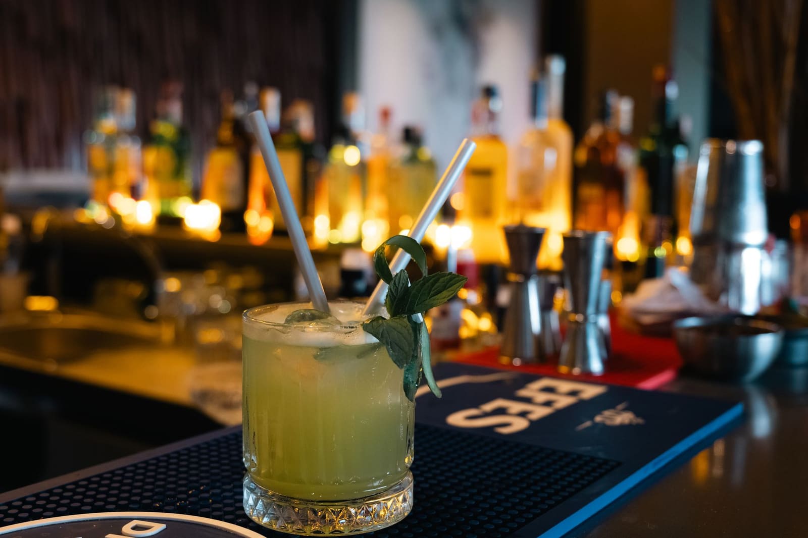 cocktails op een bar in warm barlicht