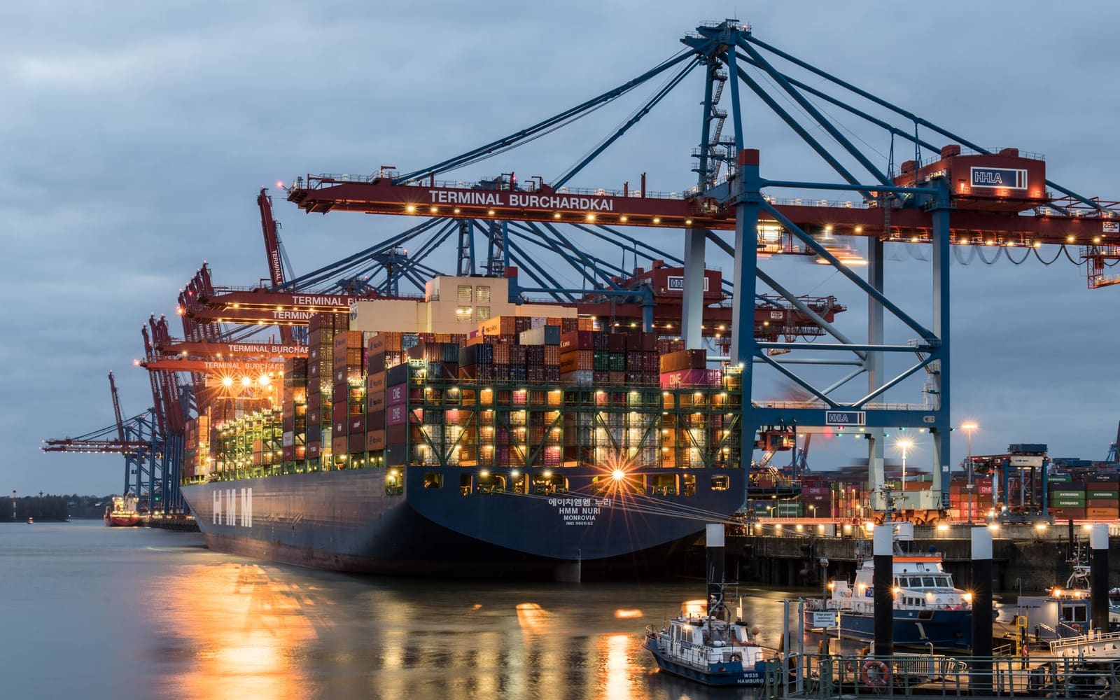 Stapels containers in een haven klaar voor exportverscheping