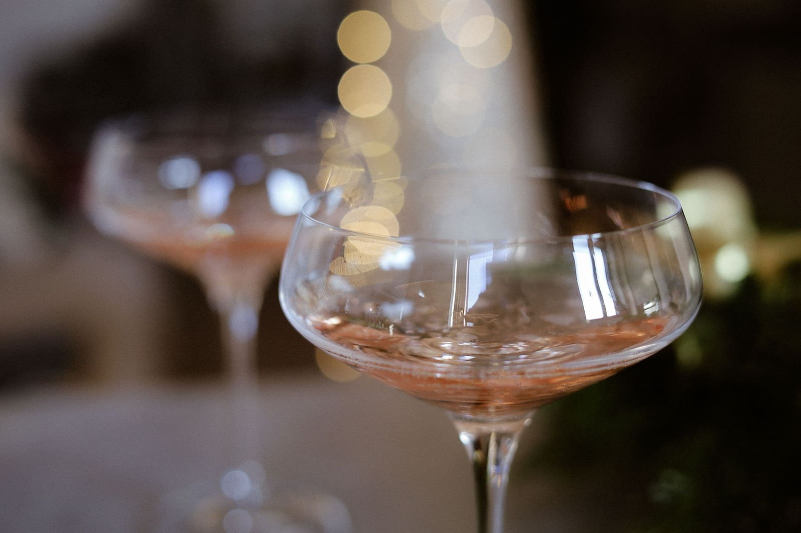 Daiquiri in een coupeglas met een limoenschijfje aan de rand