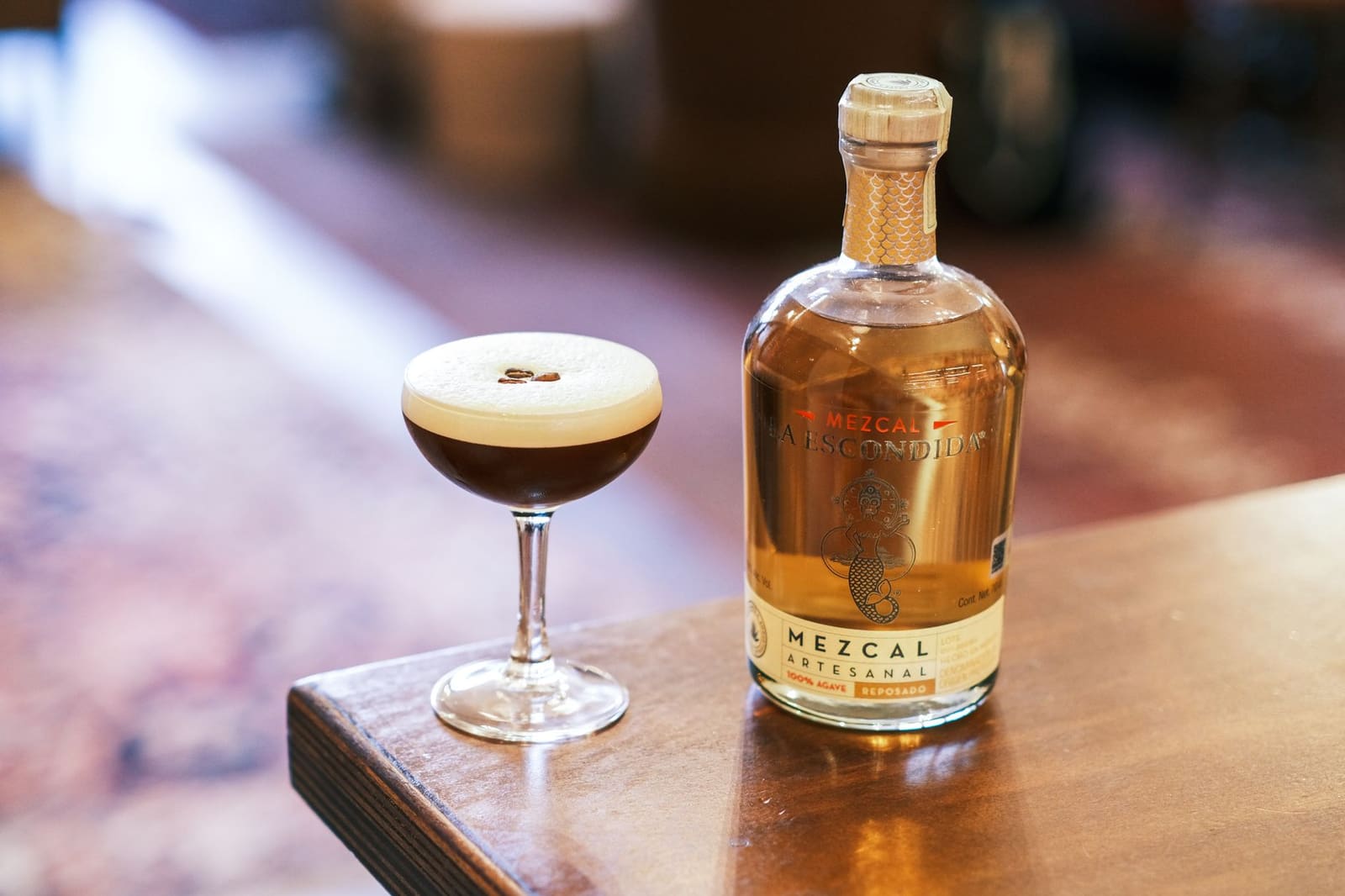 Close-up van een espresso martini met schuimlaag in een glas