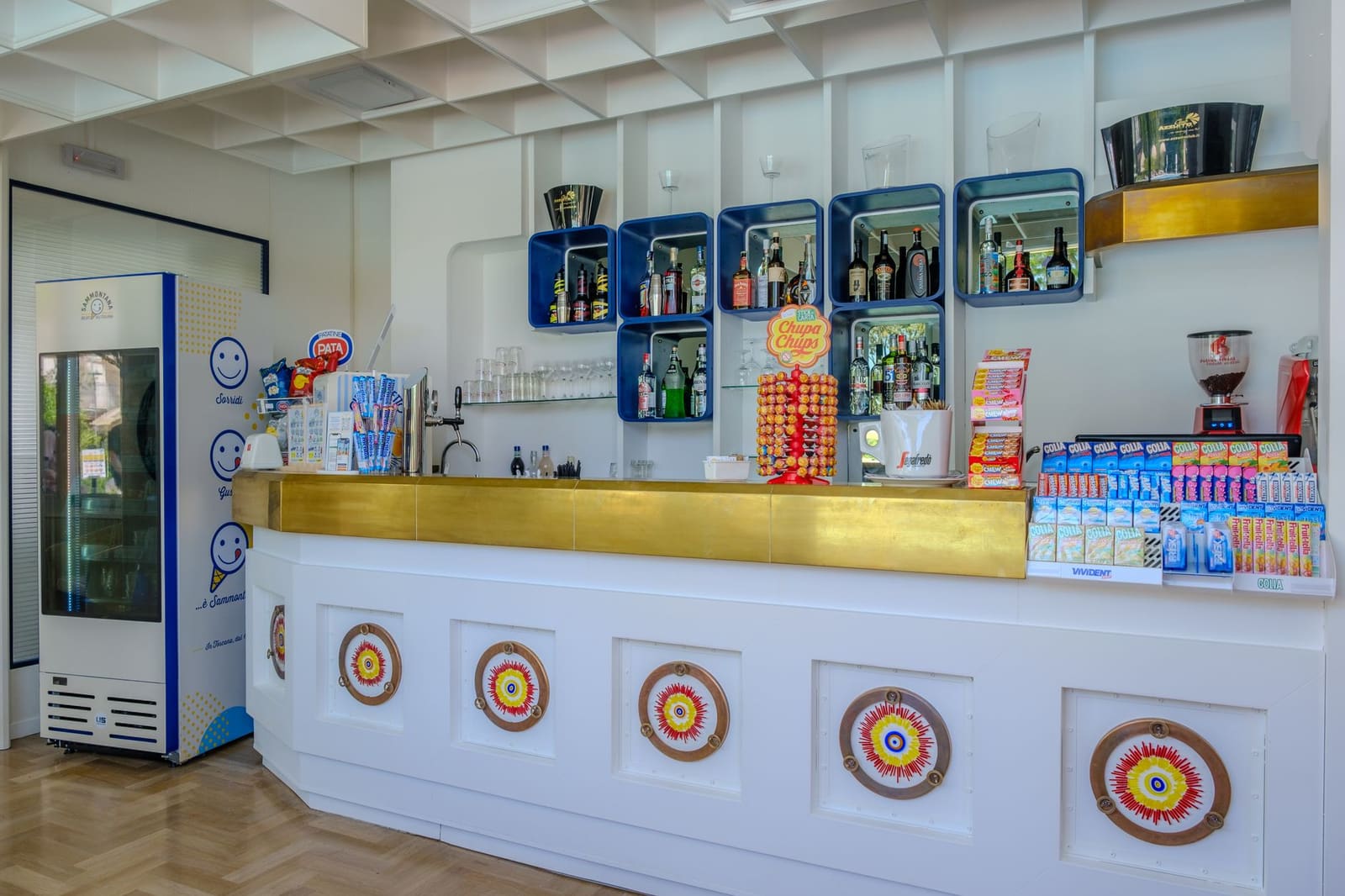 Fles Campari op een bar tussen andere spirits en glaswerk