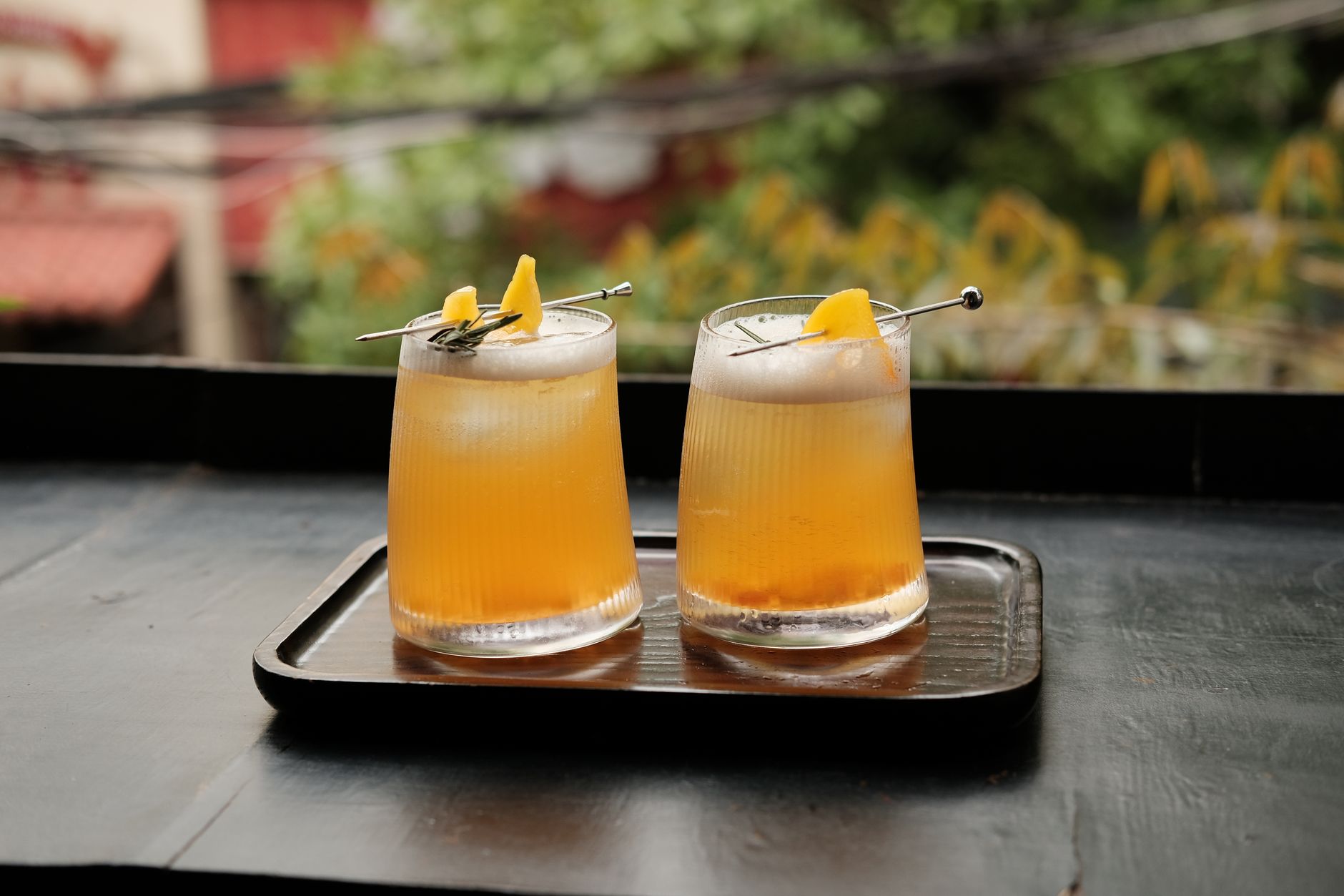 Een fris oranje Garibaldi-cocktail met luchtige sinaasappelsap geserveerd in een highballglas
