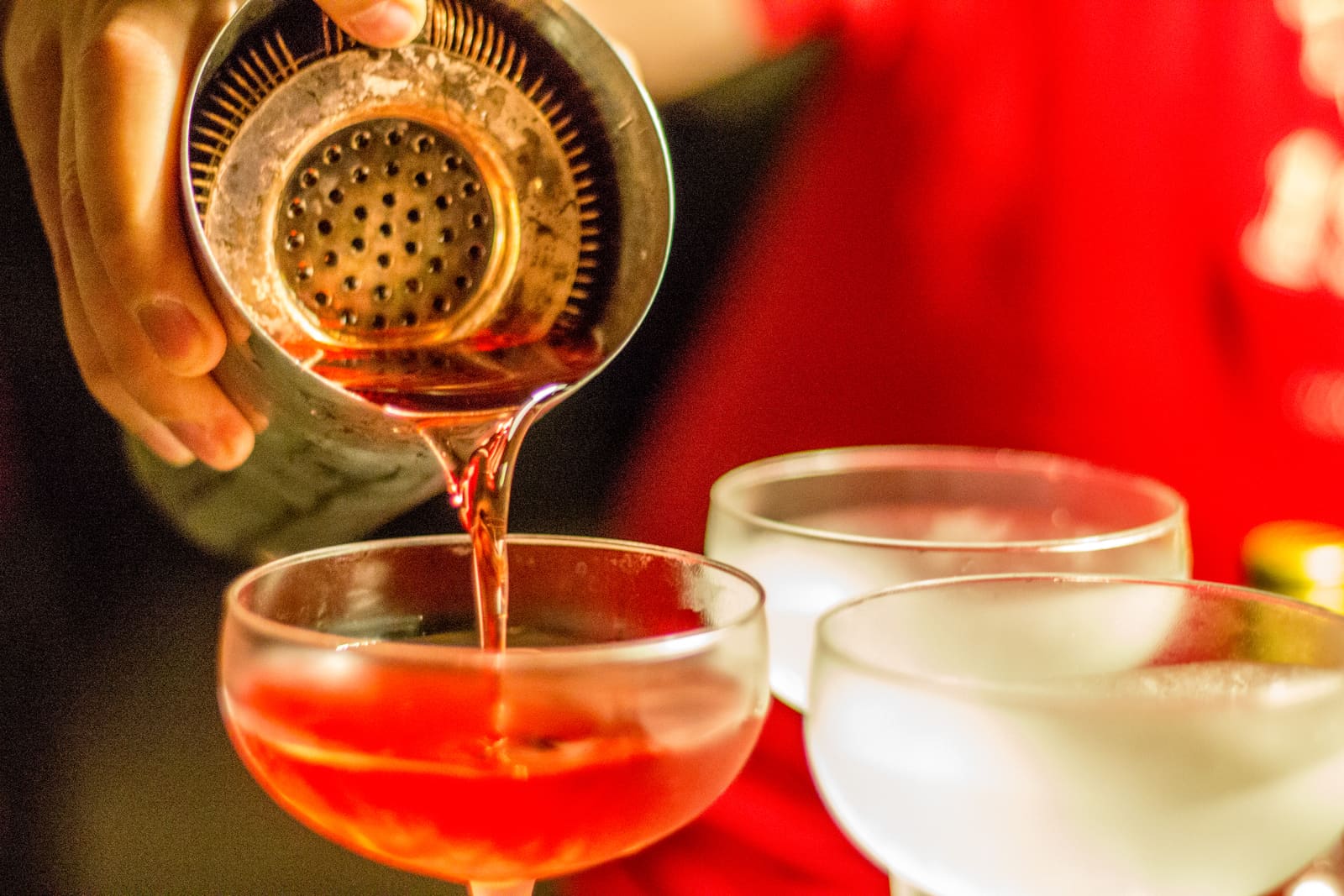 Cocktailshaker met ijs op de bar